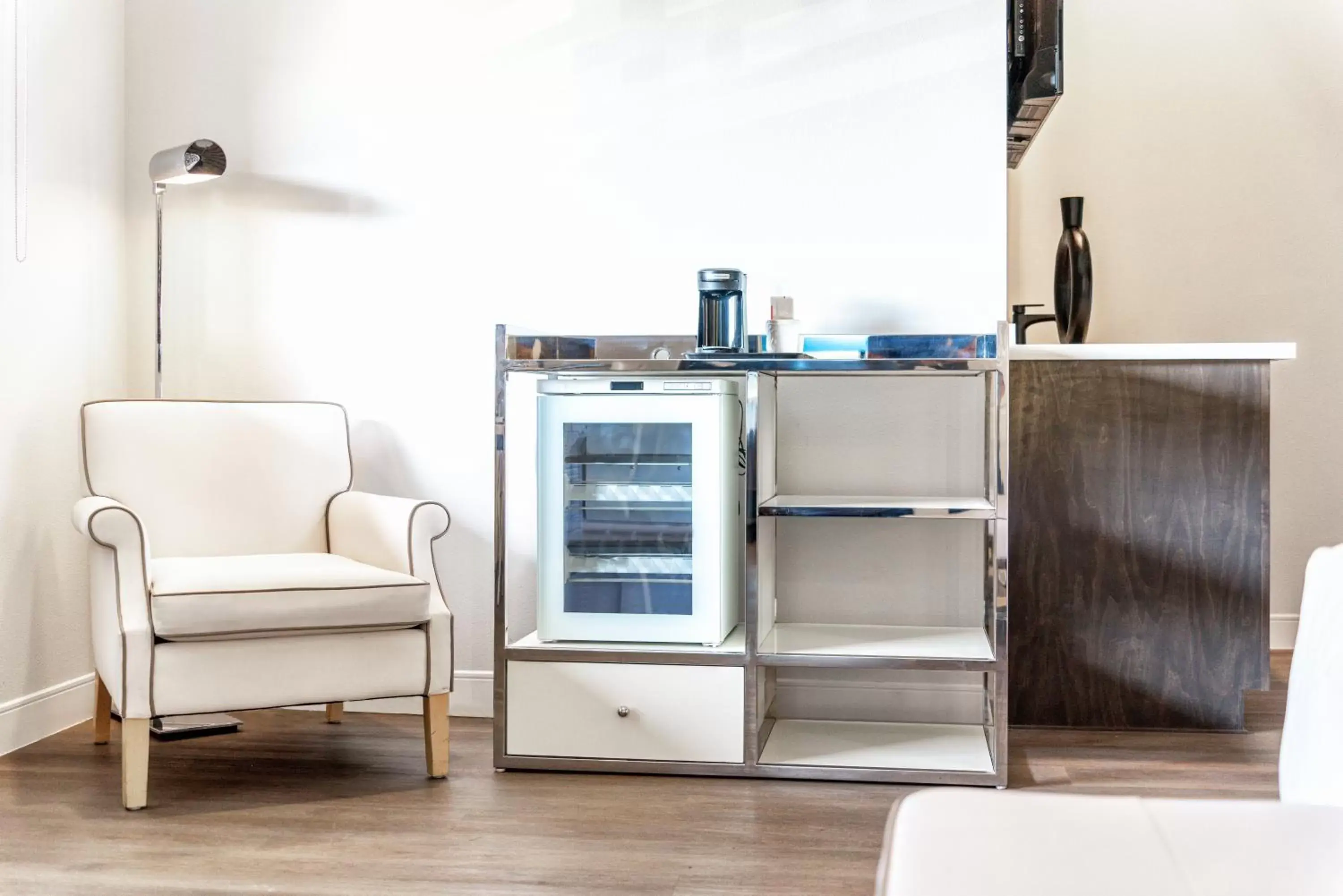 oven, Seating Area in Aspire Inn Studios & Spas