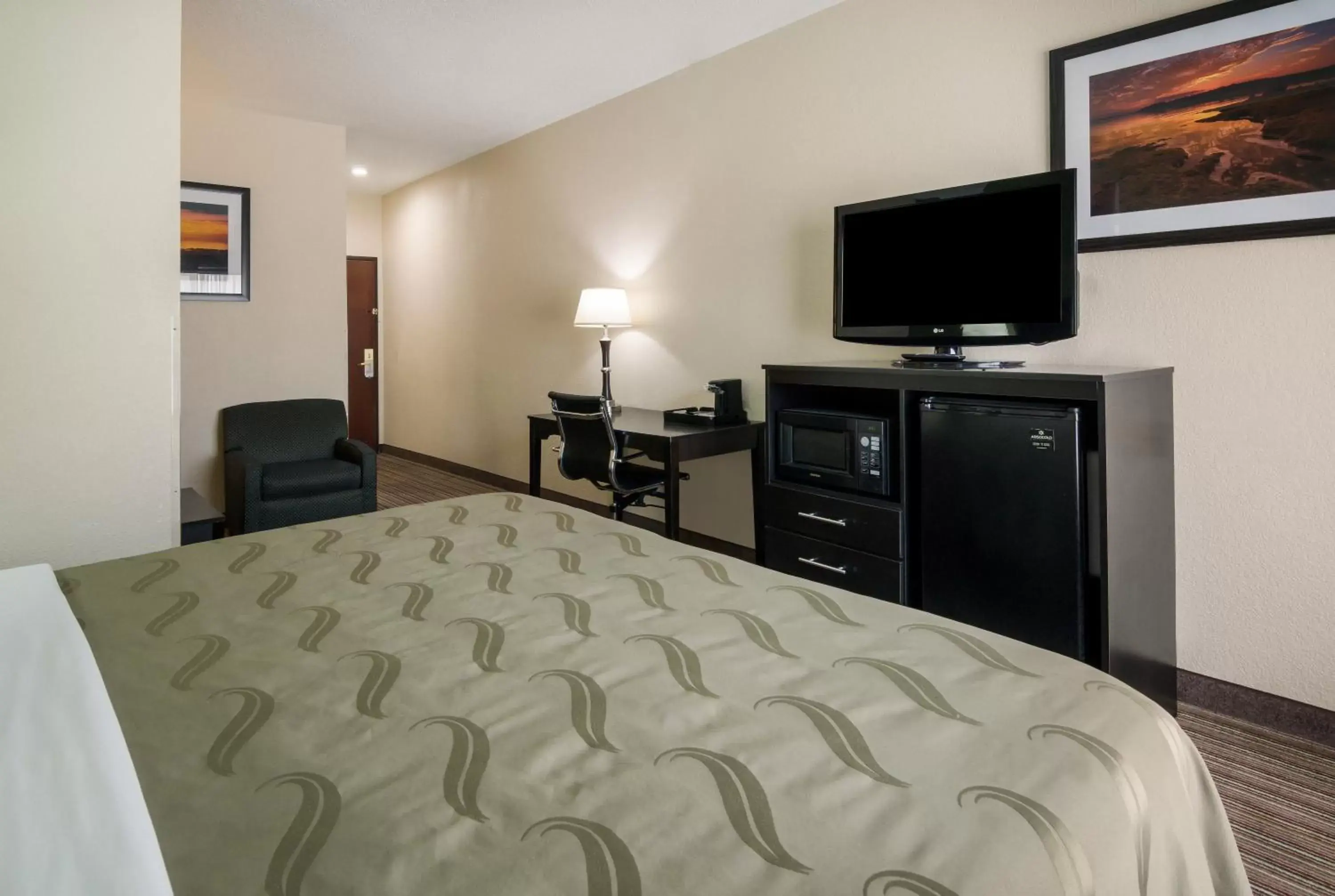 TV and multimedia, Bed in Quality Inn & Suites Granbury