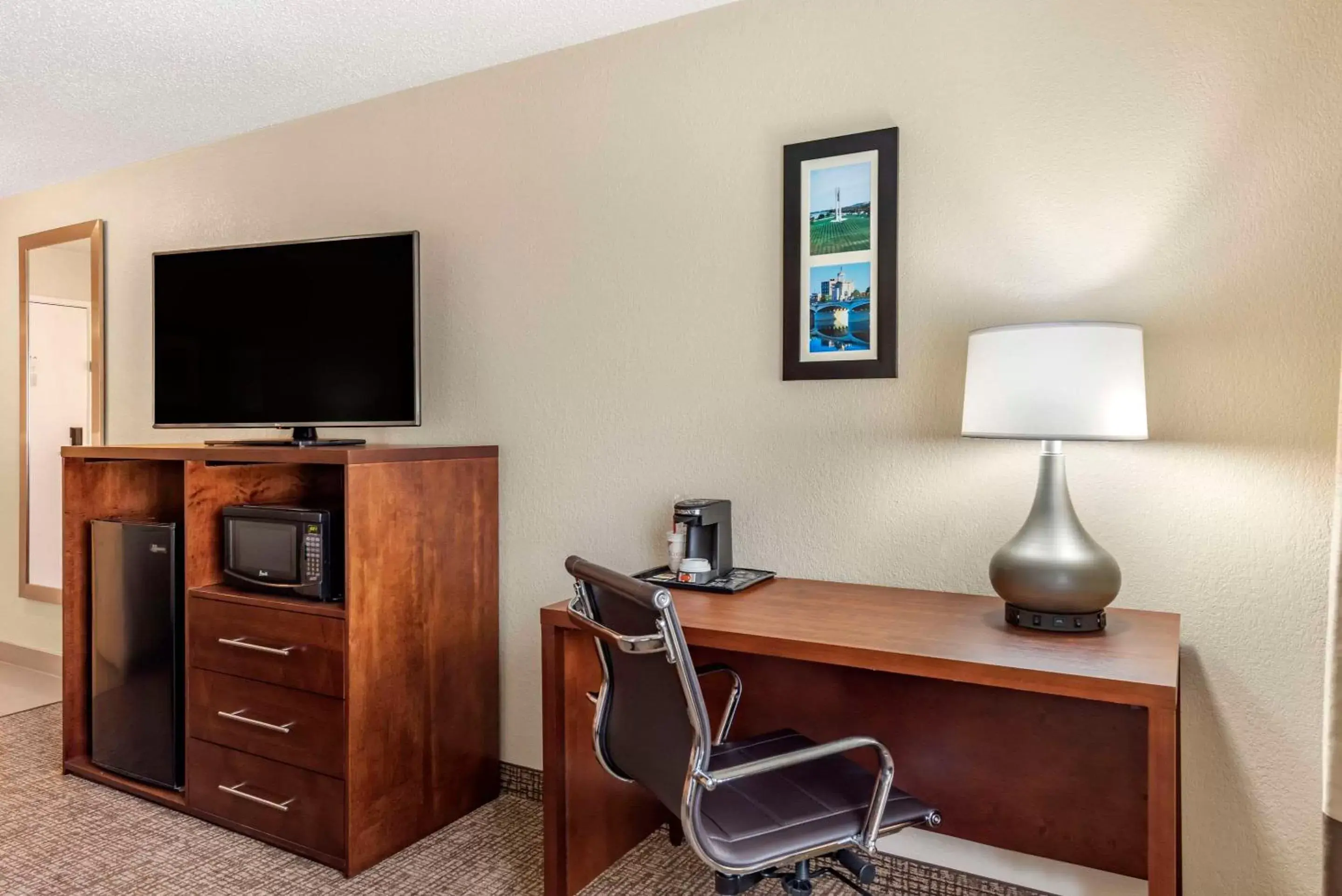 Bedroom, TV/Entertainment Center in Comfort Inn & Suites Middletown - Franklin