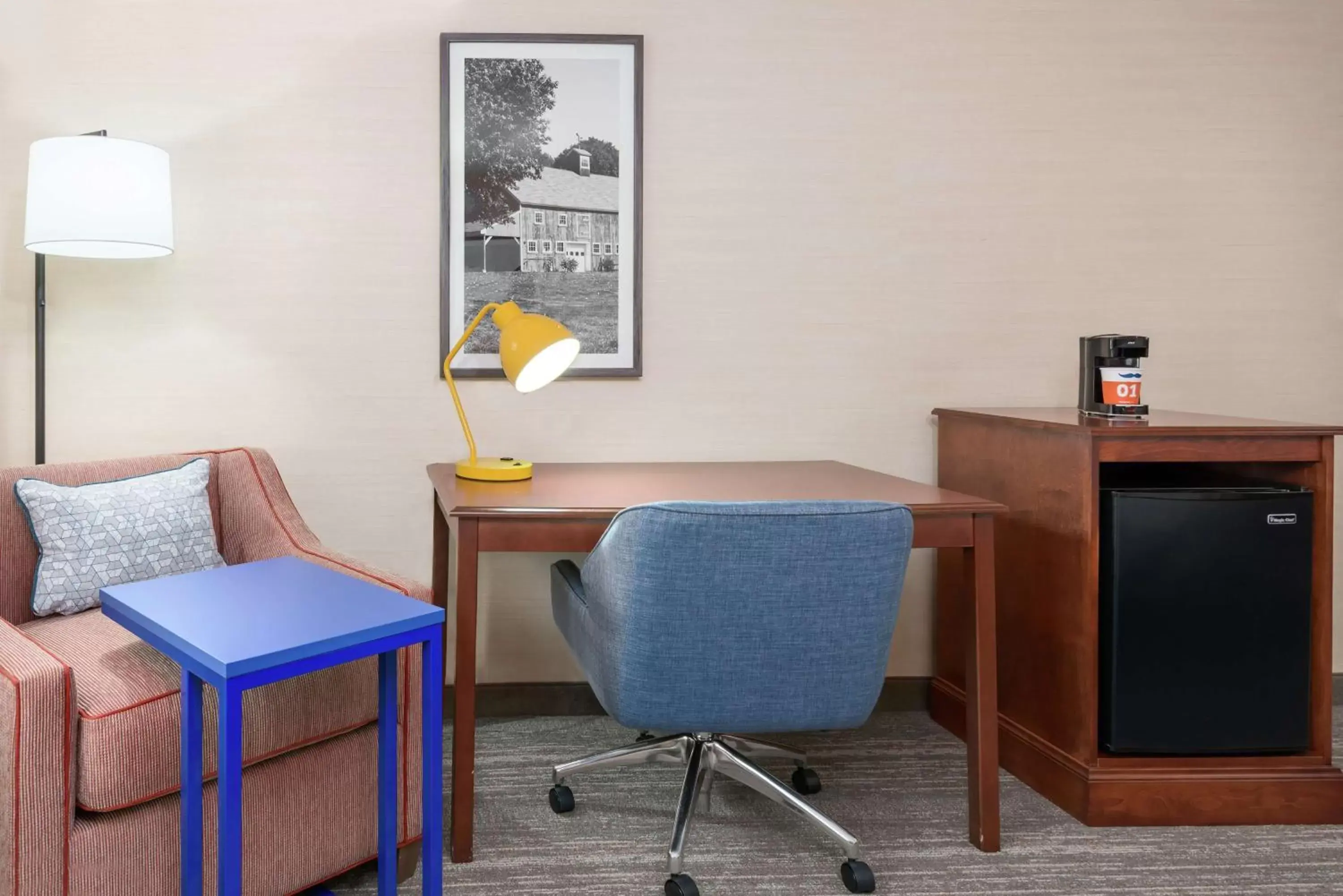 Bedroom, Seating Area in Hampton Inn Springfield South Enfield