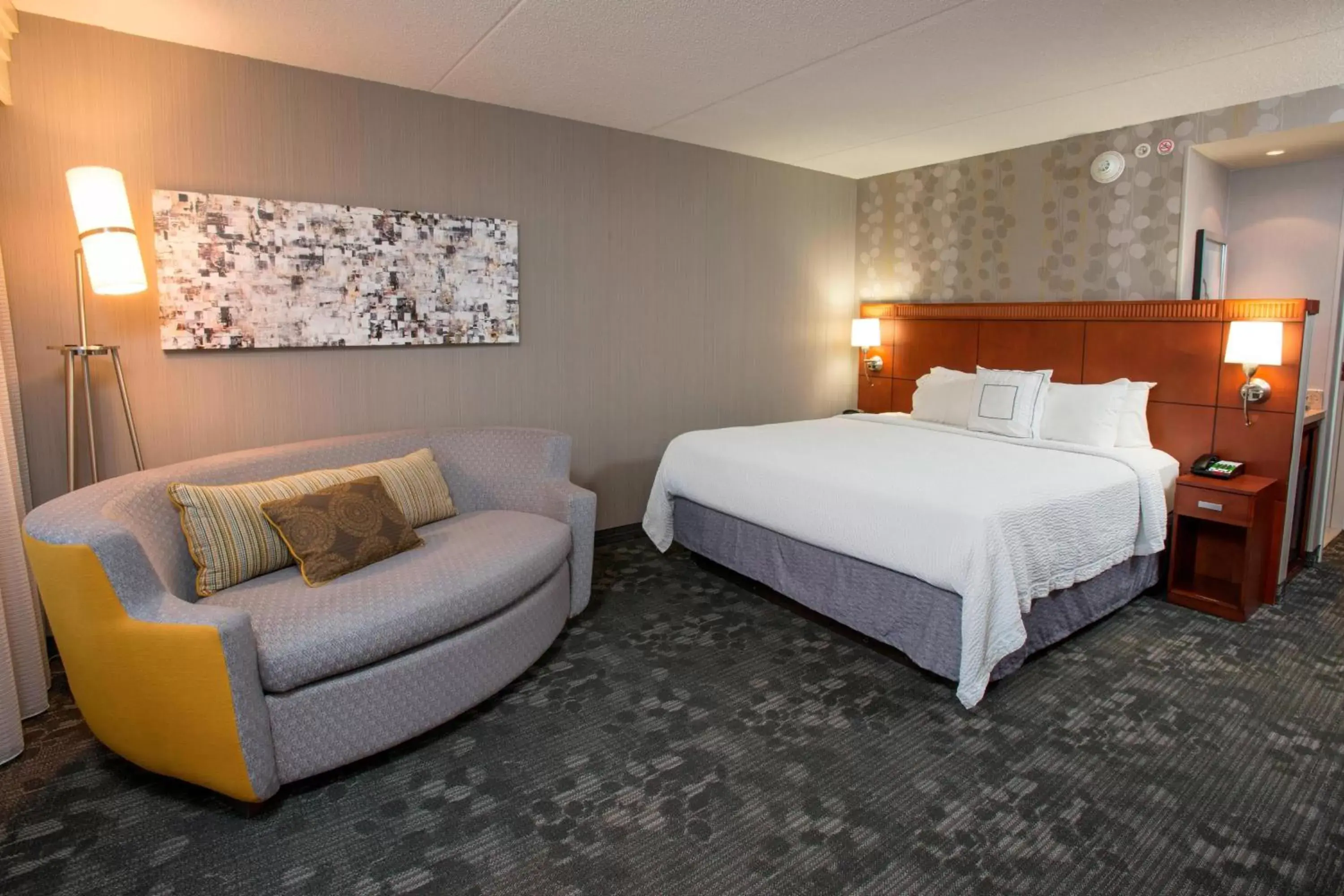 Photo of the whole room, Bed in Courtyard Cincinnati North at Union Centre