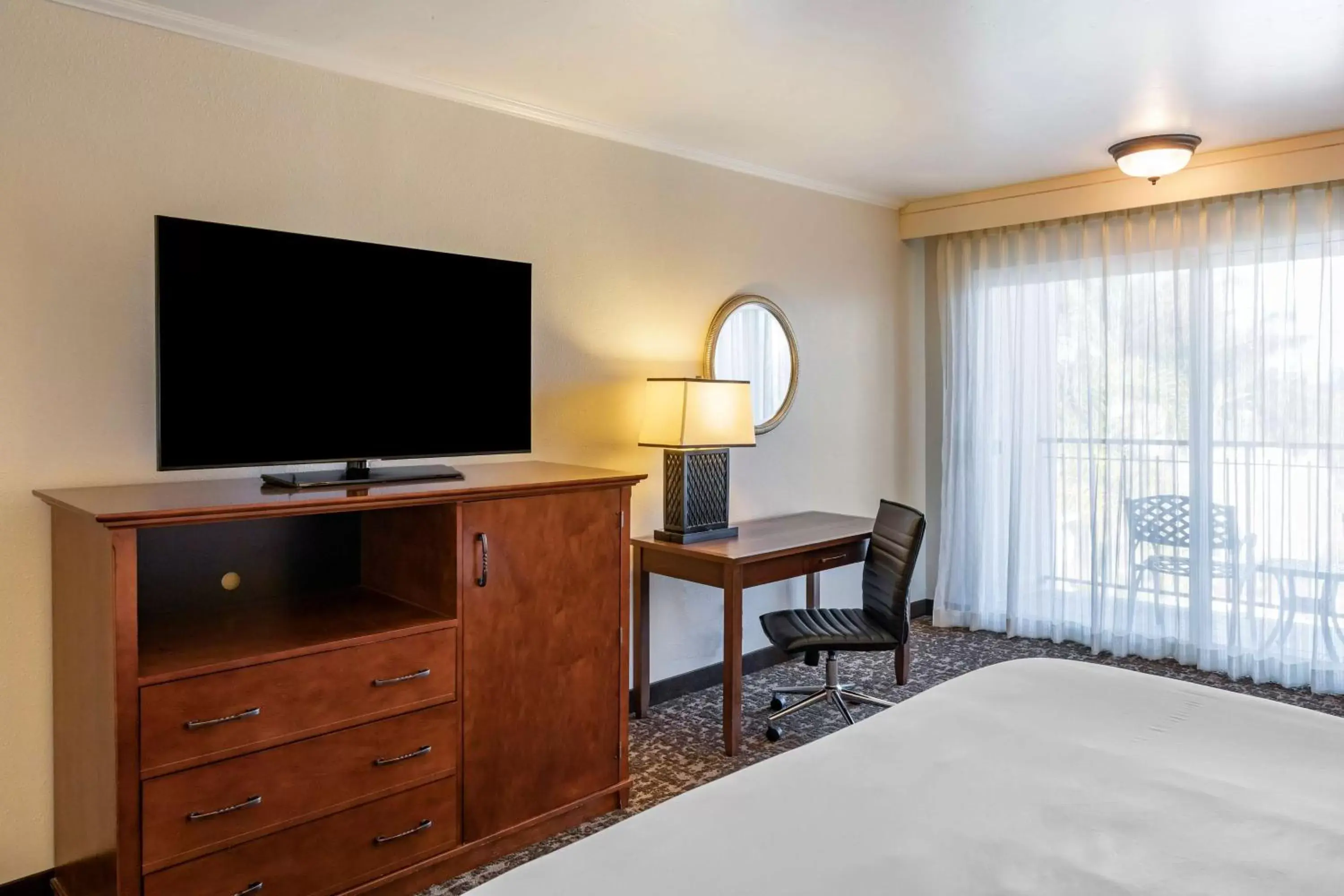 Bedroom, TV/Entertainment Center in Best Western Plus Royal Oak Hotel