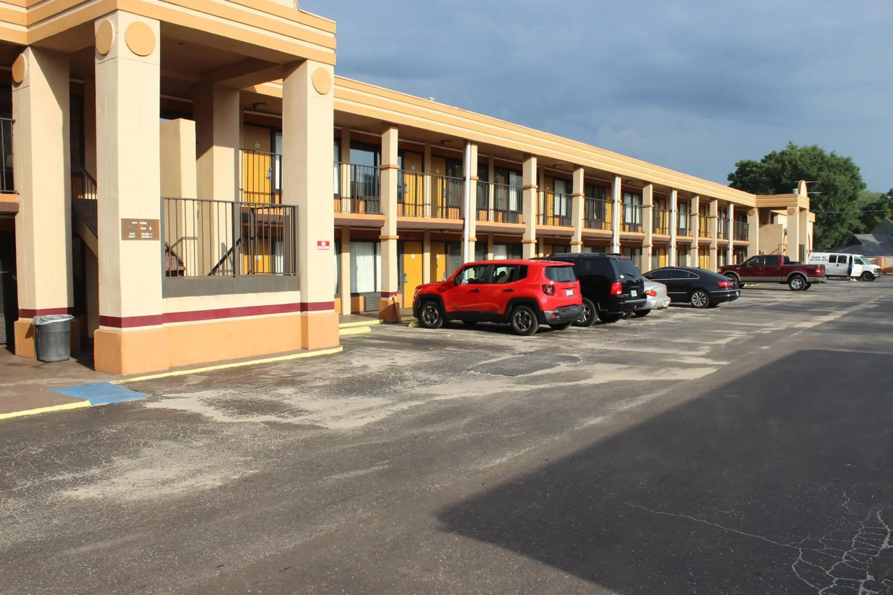 Property Building in Tampa Inn Near Busch Gardens