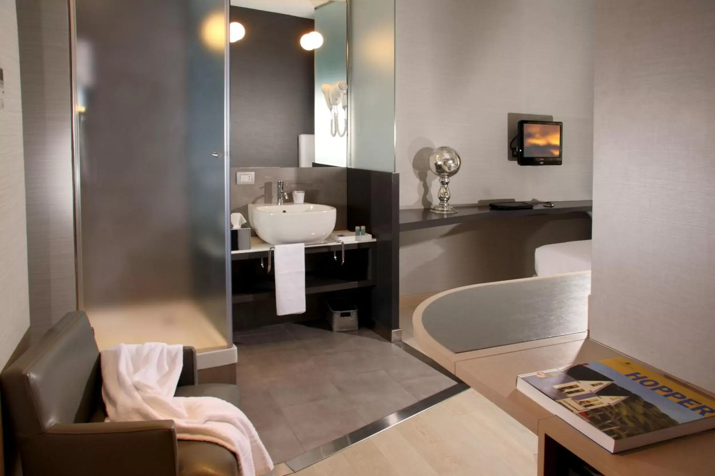 Toilet, Bathroom in Hotel Adriano
