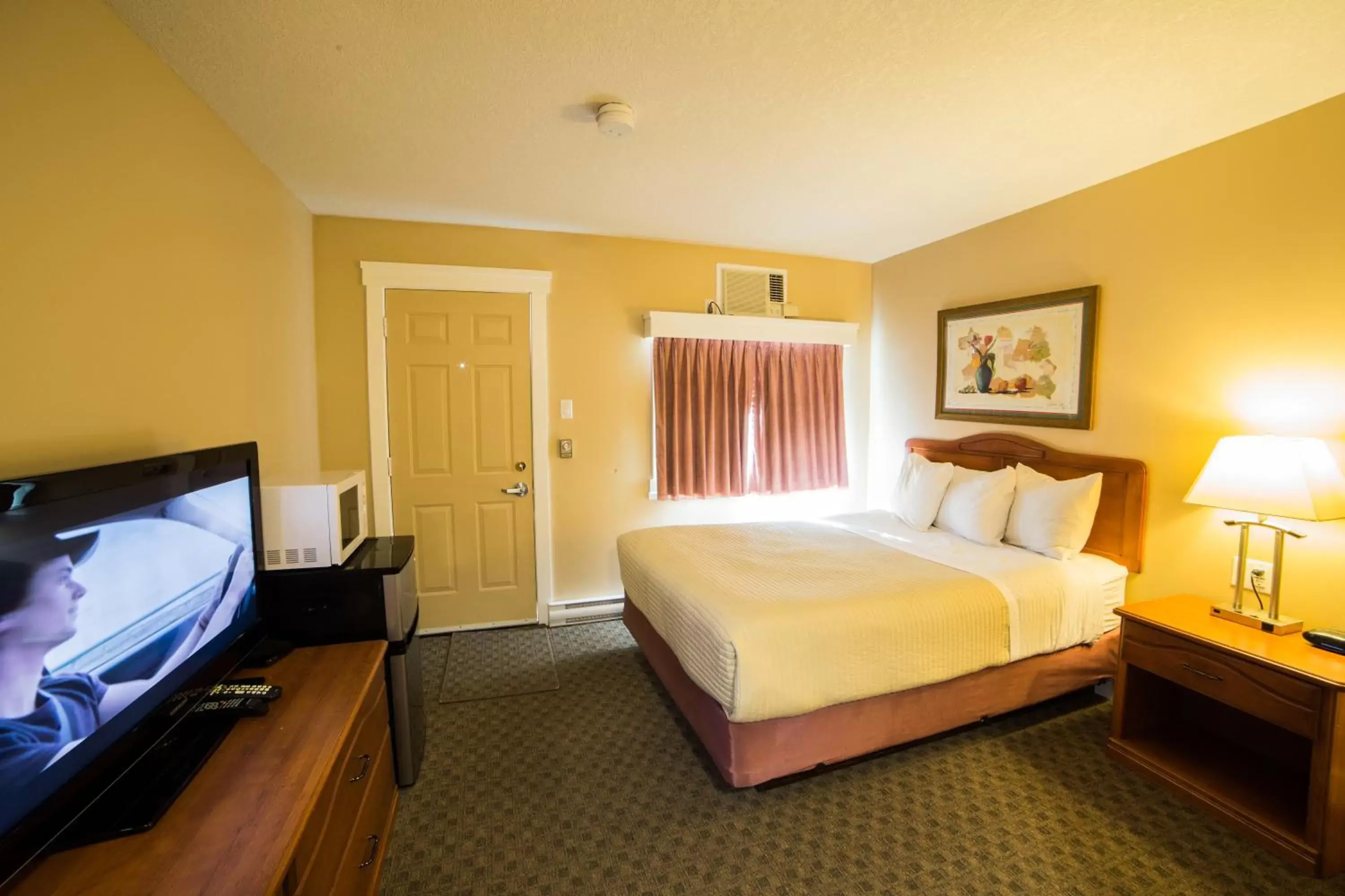 TV and multimedia, Bed in Midway Motel