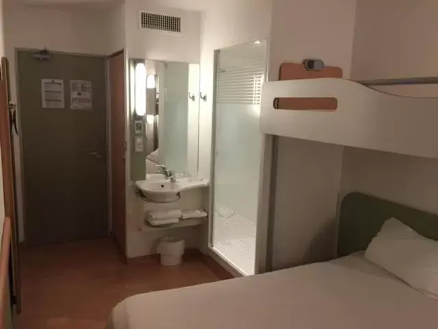 Bedroom, Bathroom in Hotel Ibis Budget Deauville