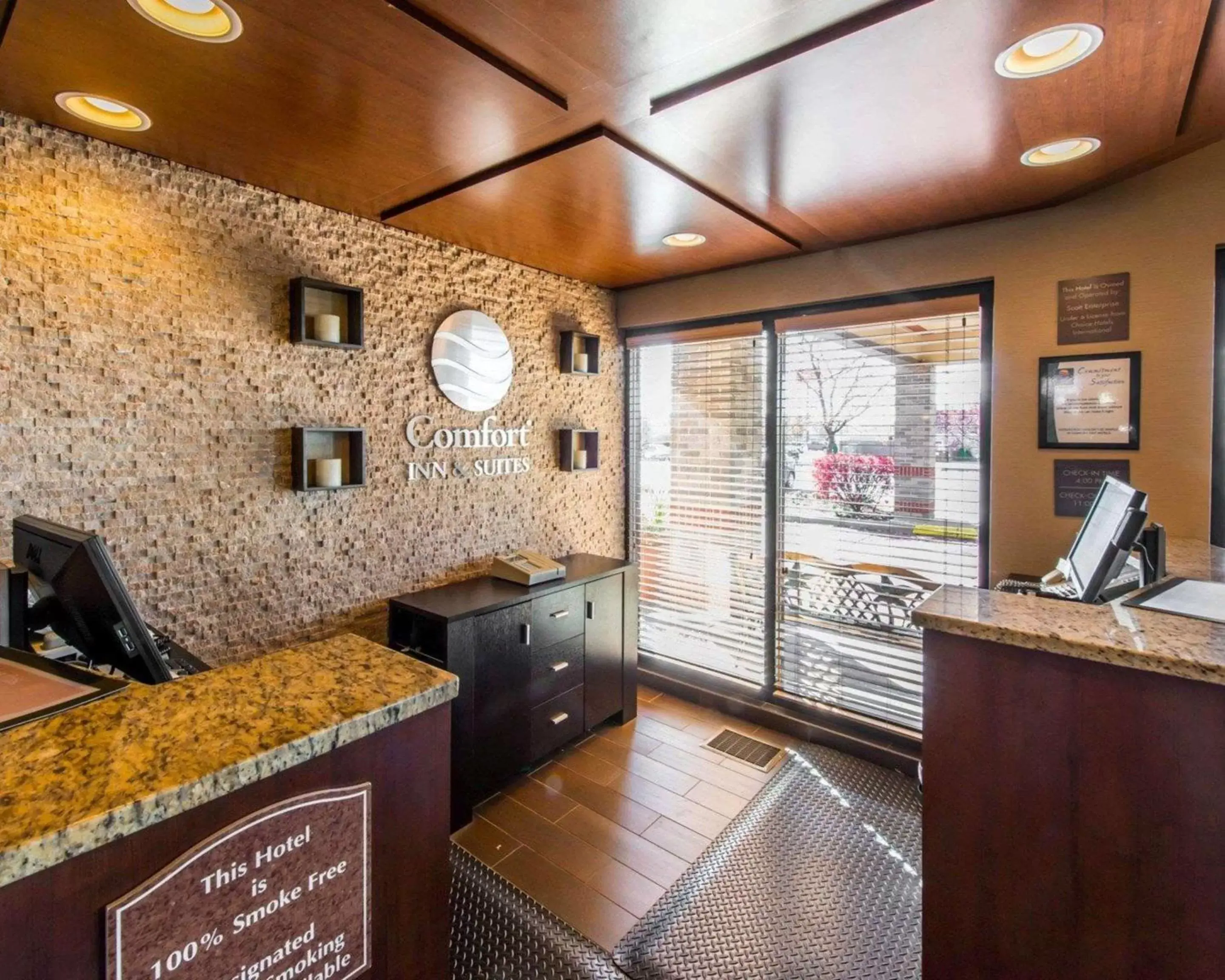 Lobby or reception, Kitchen/Kitchenette in Comfort Inn & Suites Erie
