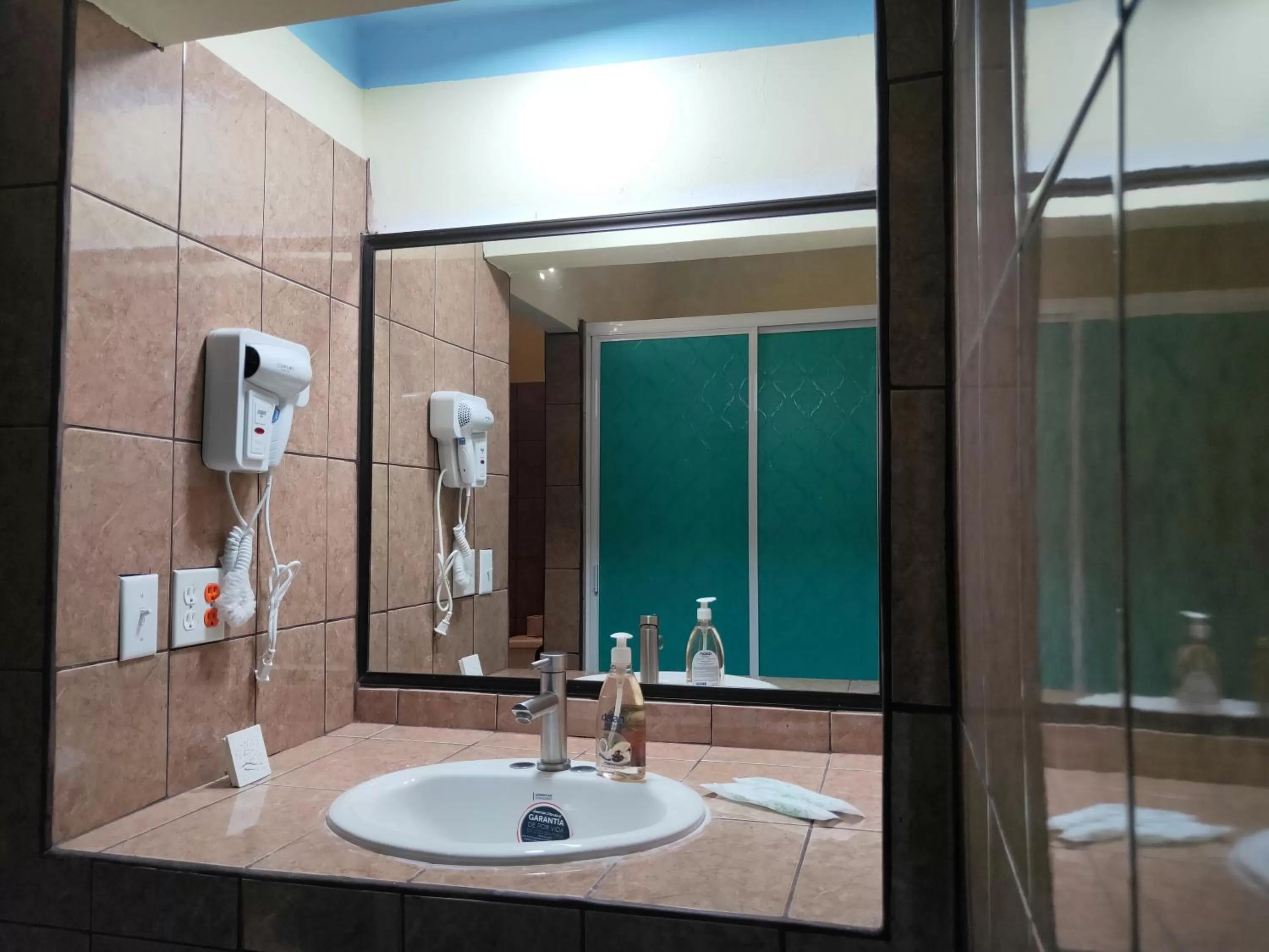 Bathroom in Sunshine View Hotel and Restaurant