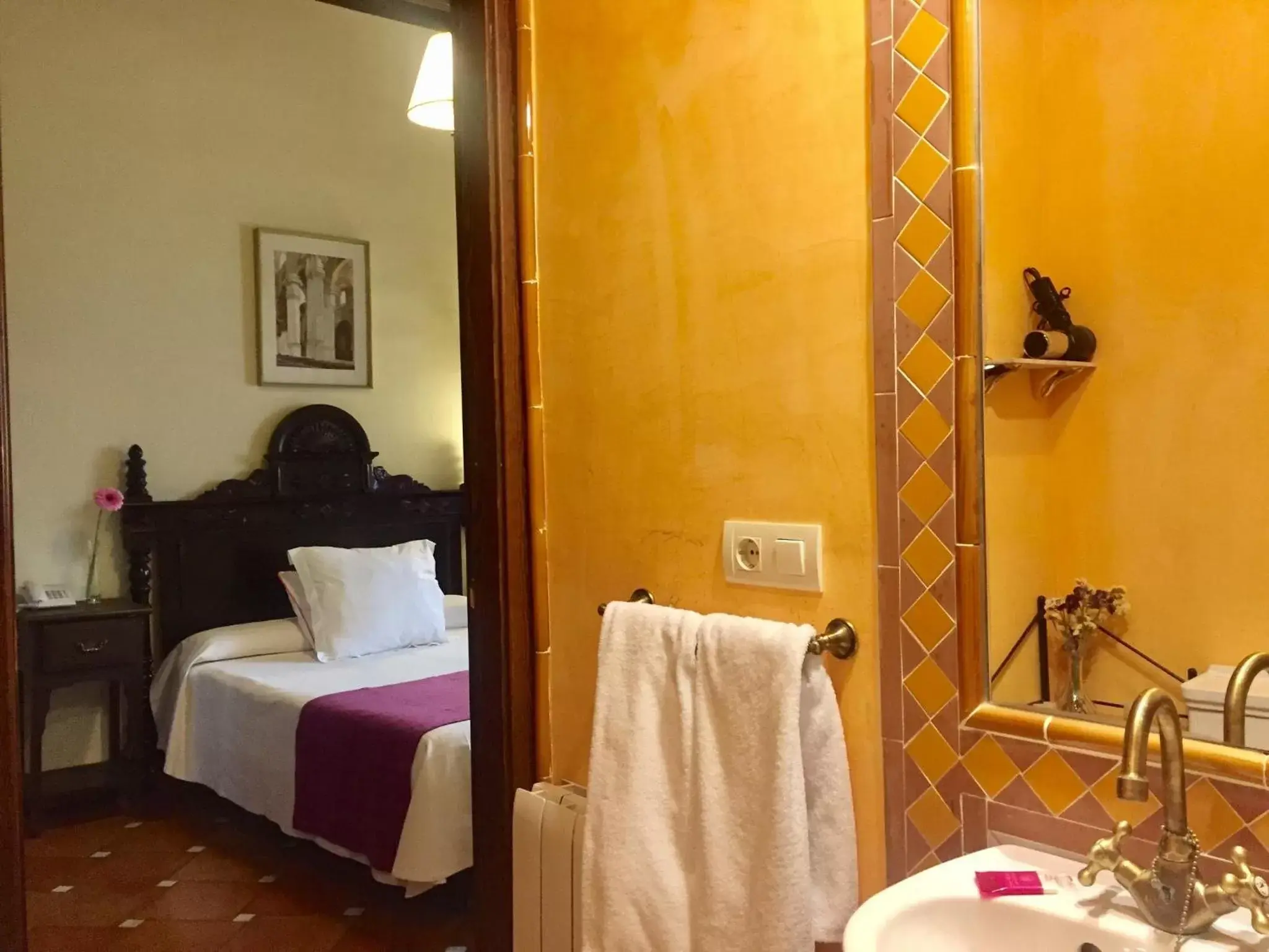 Photo of the whole room, Bathroom in Casa del Capitel Nazarí