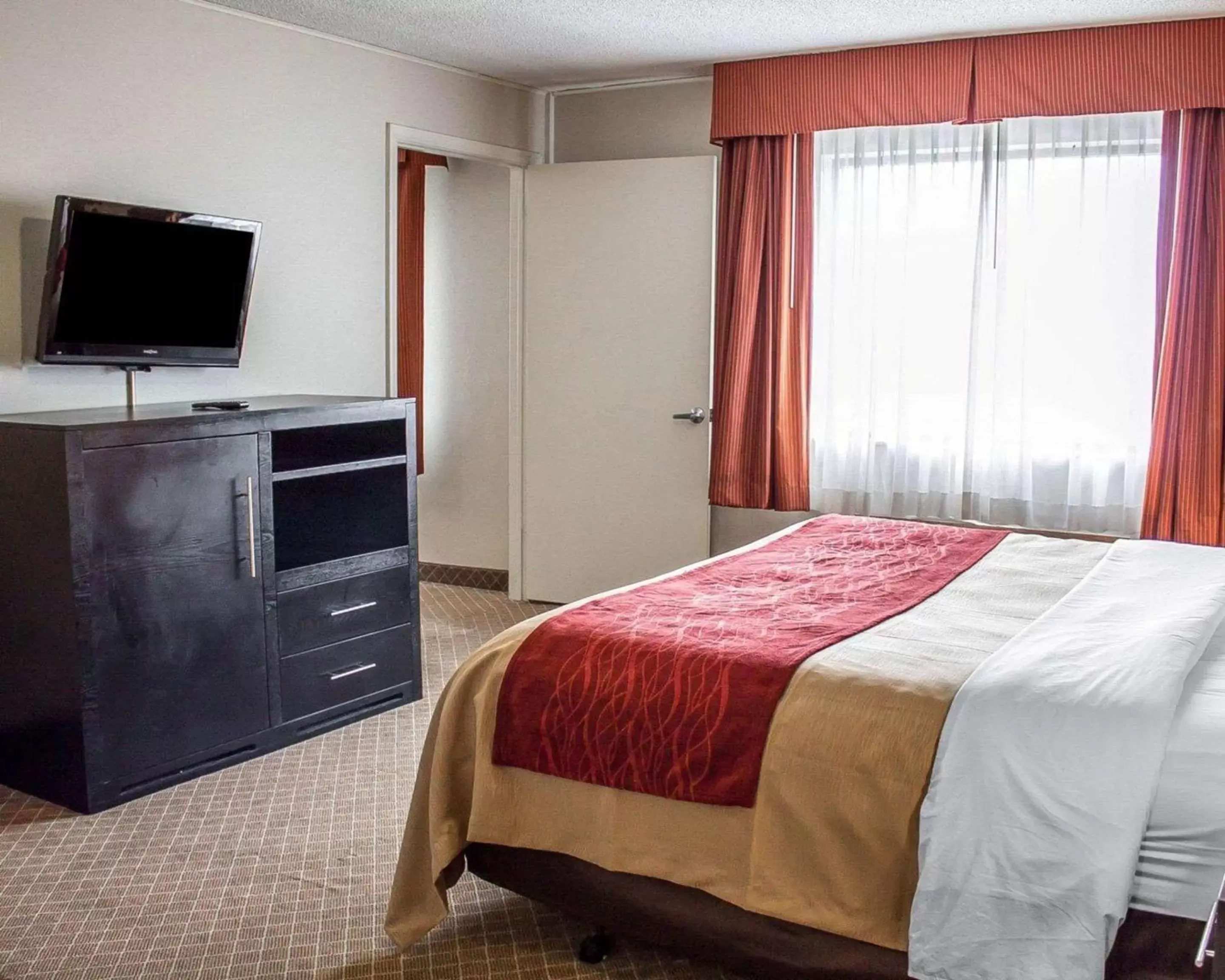 Photo of the whole room, Bed in Norwood Inn & Suites Columbus