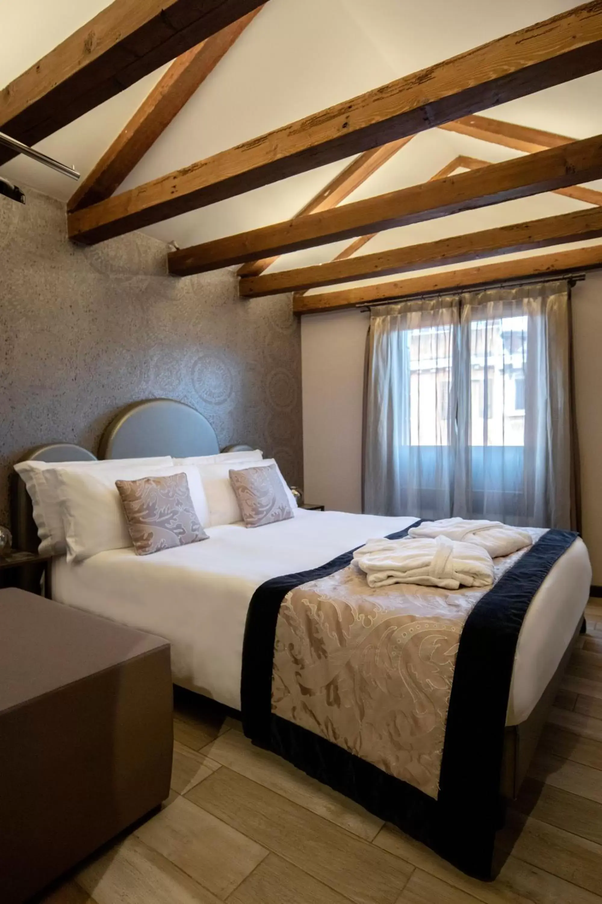 Photo of the whole room, Bed in Alle Guglie Boutique Hotel