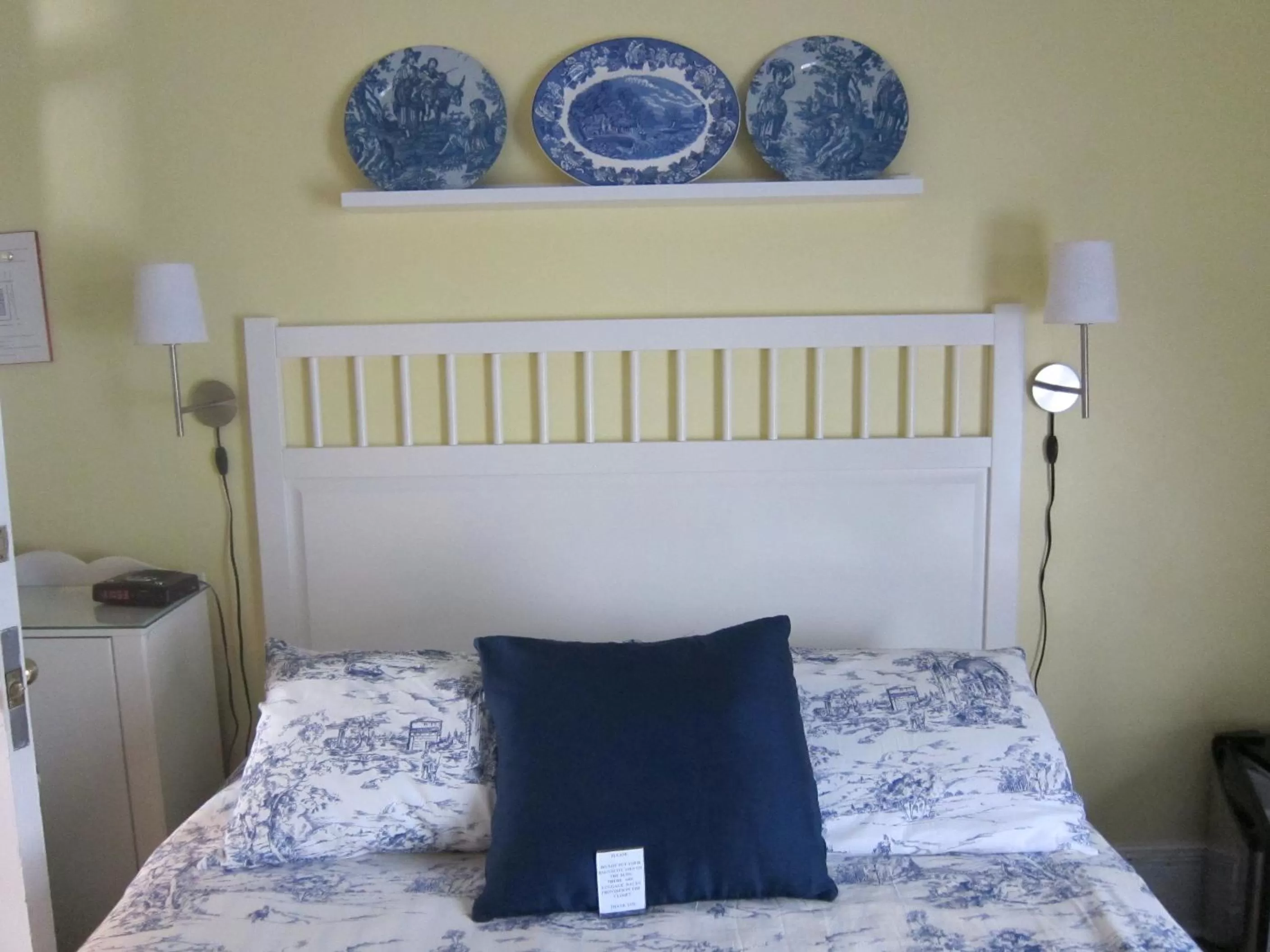 Bedroom, Bed in McGee's Inn