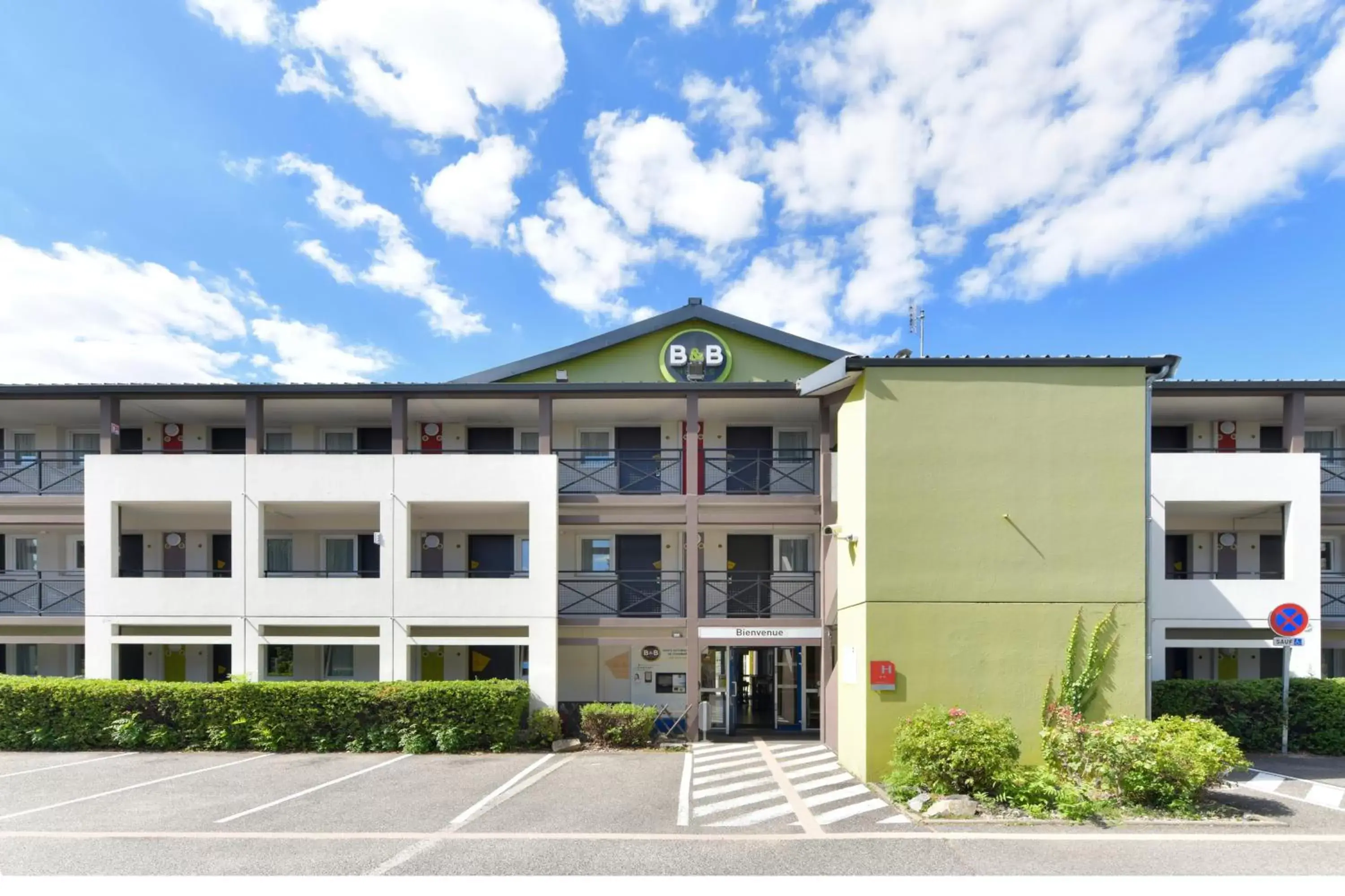 Facade/entrance, Property Building in B&B HOTEL Clermont-Ferrand Le Brézet Aéroport