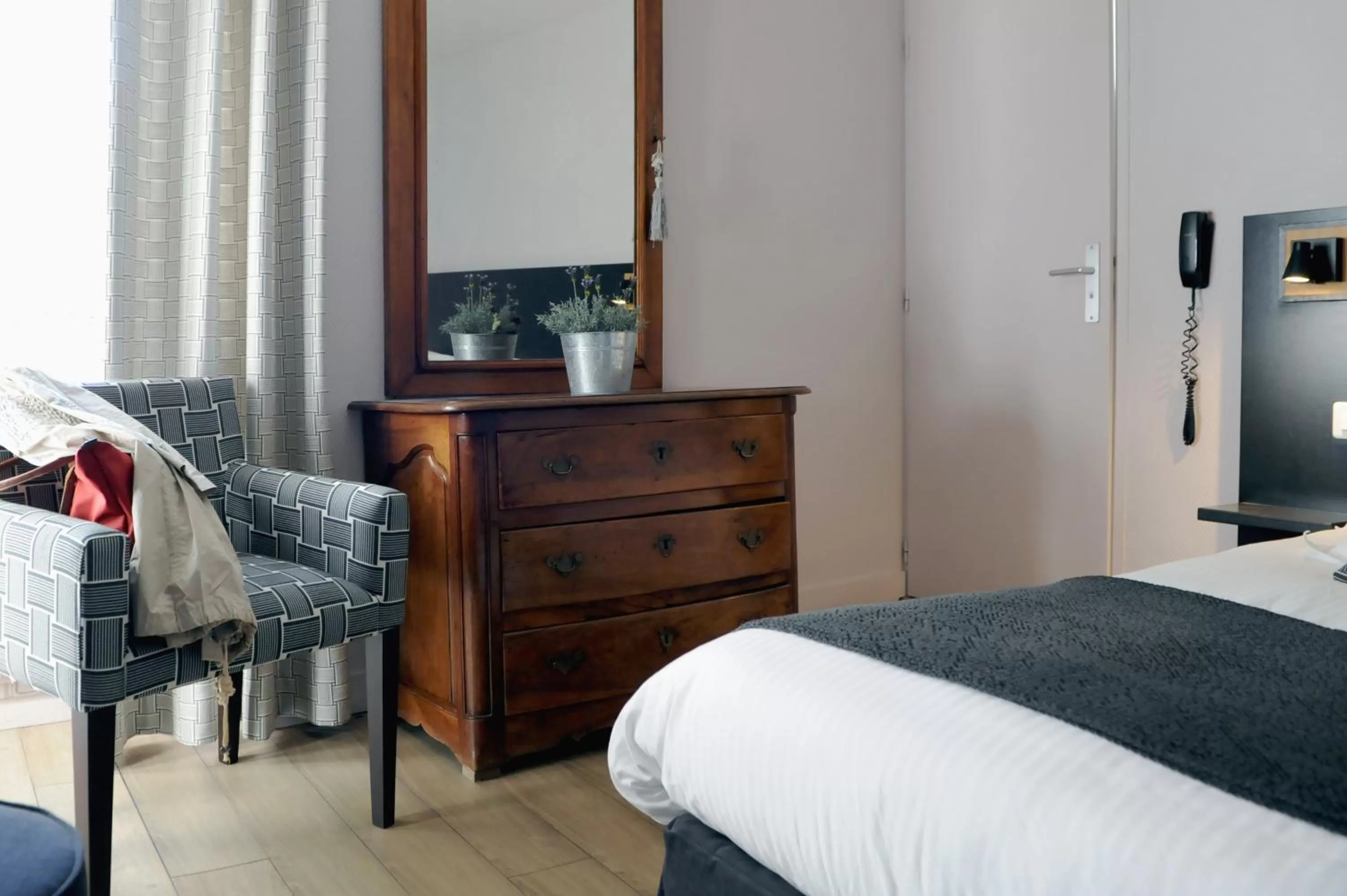 Decorative detail, Bed in Logis Hôtel du Chêne