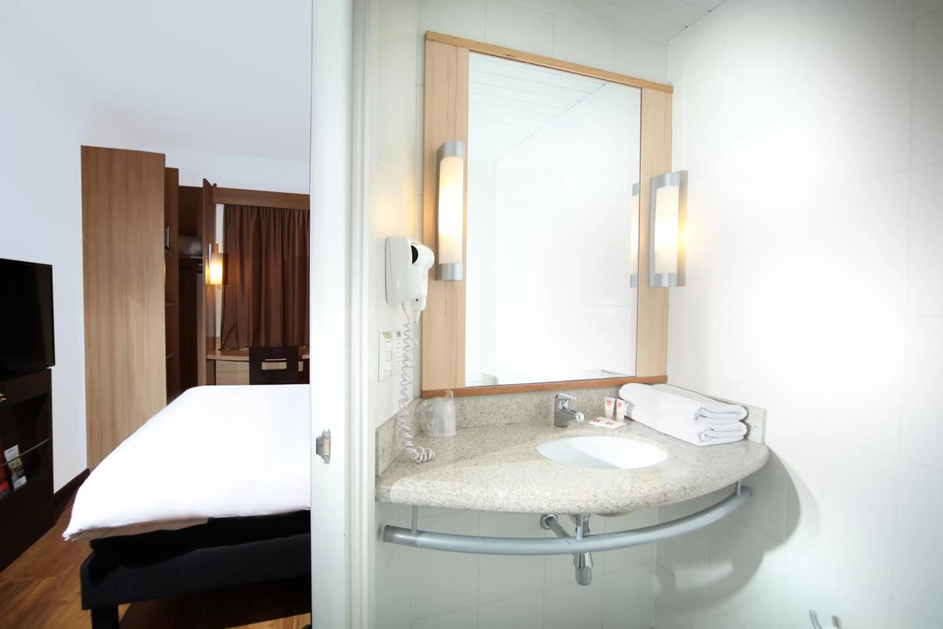 Bathroom, Bed in ibis Santiago Providencia