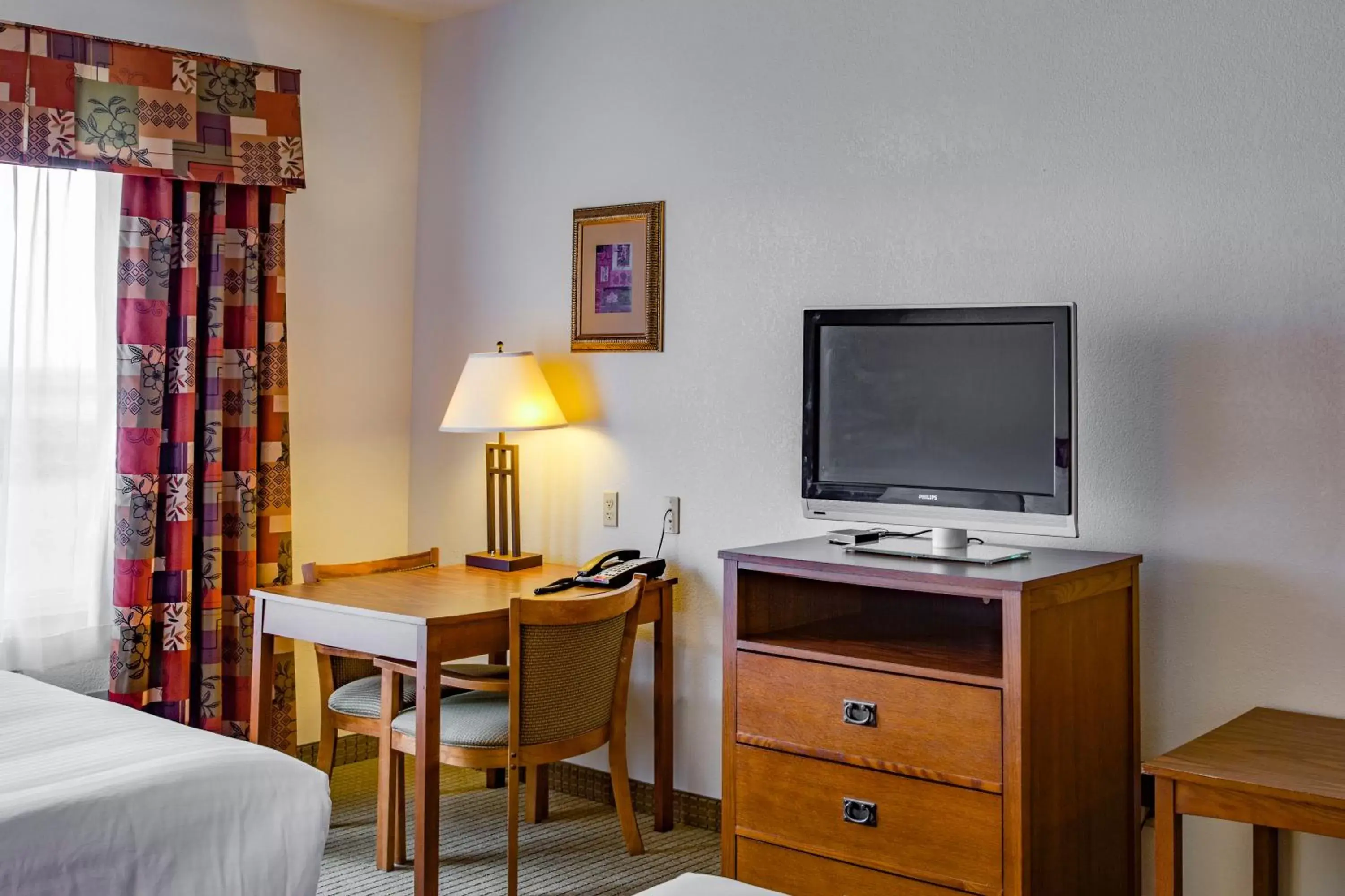 Bedroom, TV/Entertainment Center in Holiday Inn Express & Suites Jacksonville, an IHG Hotel