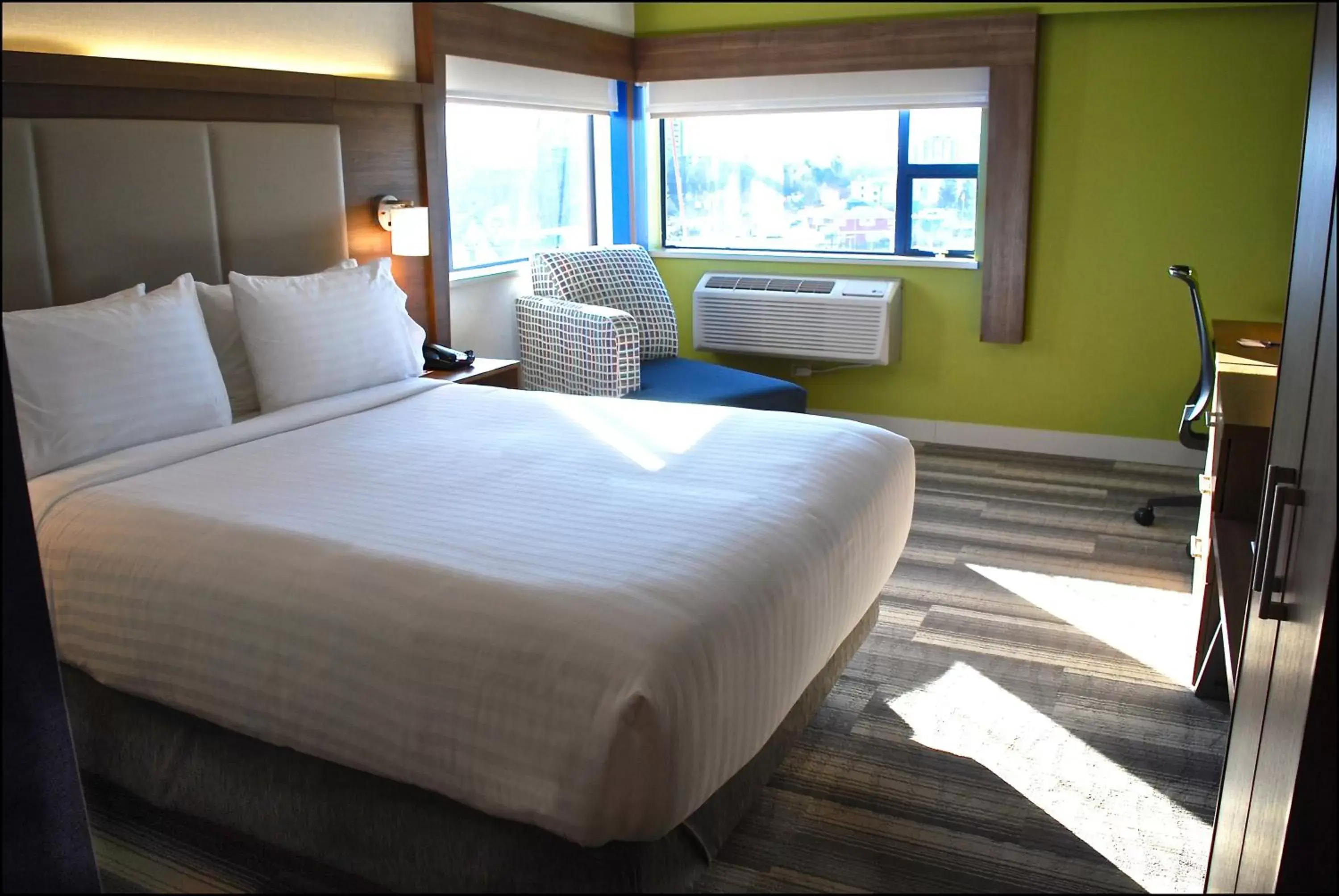 Photo of the whole room, Bed in Holiday Inn Express Vancouver Airport-Richmond, an IHG Hotel