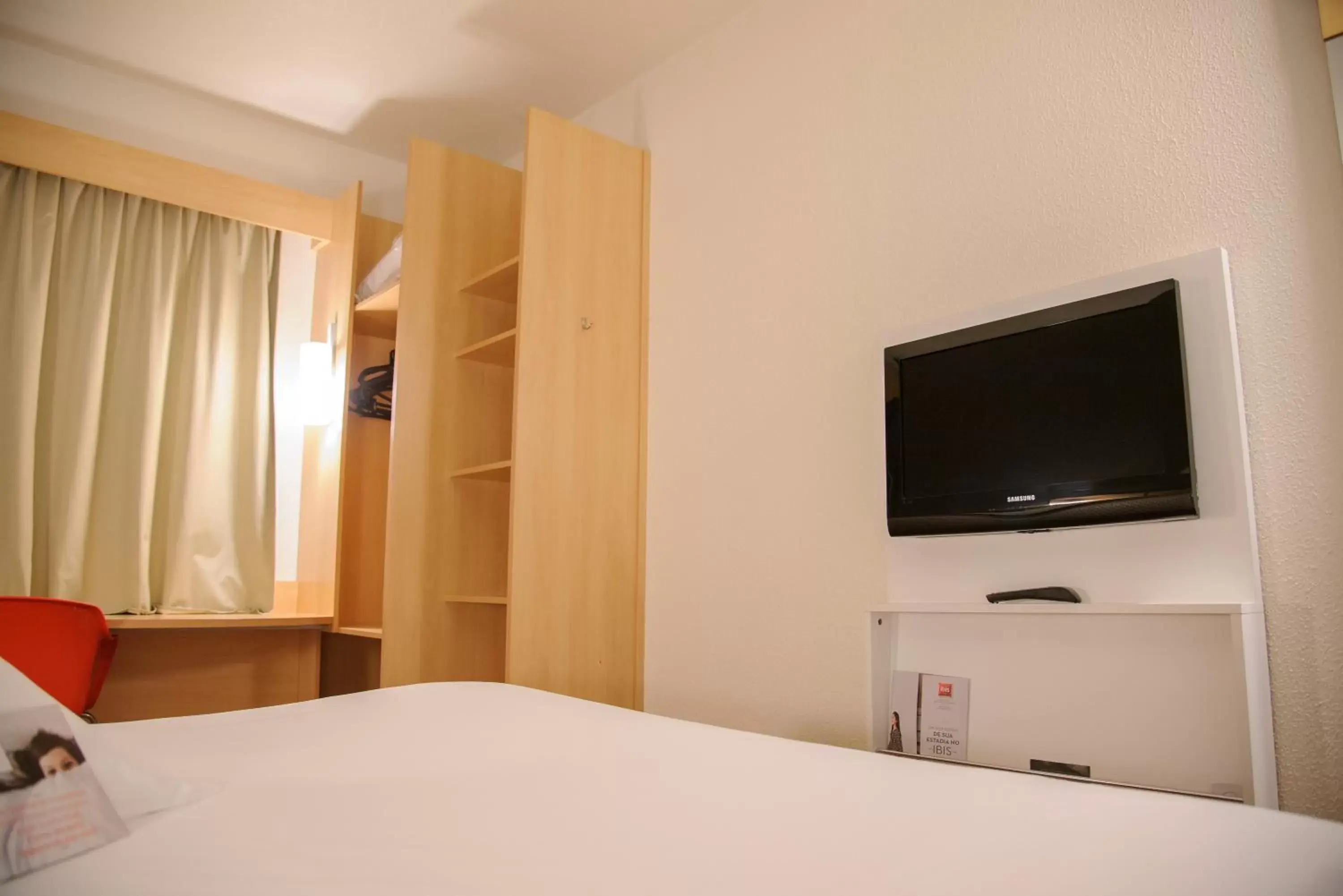 Bed, TV/Entertainment Center in ibis Joinville