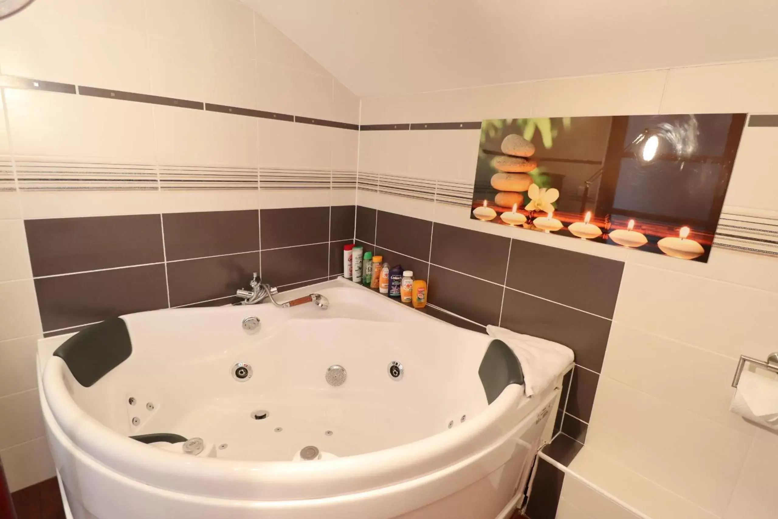 Hot Tub, Bathroom in Le Lotus Blanc