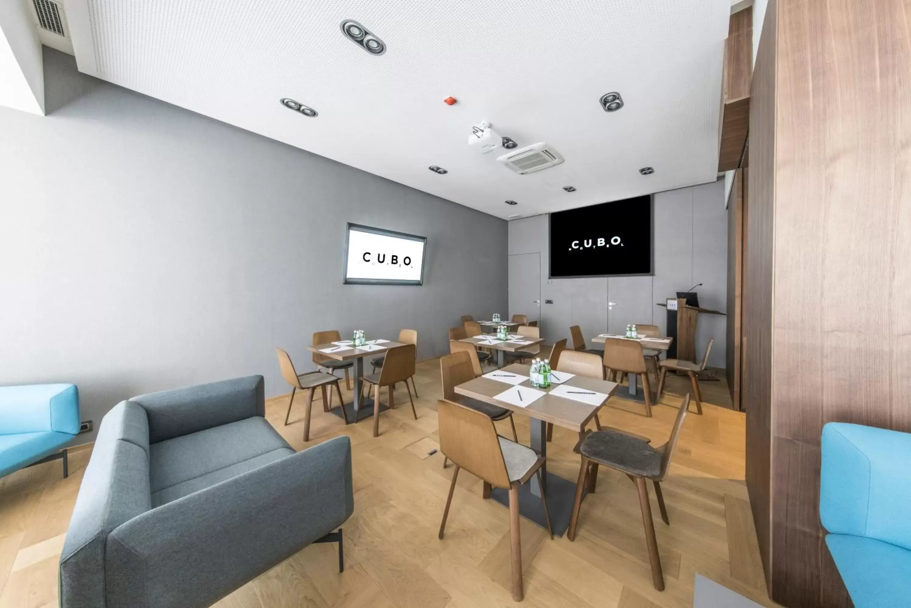 Meeting/conference room, Restaurant/Places to Eat in Hotel Cubo