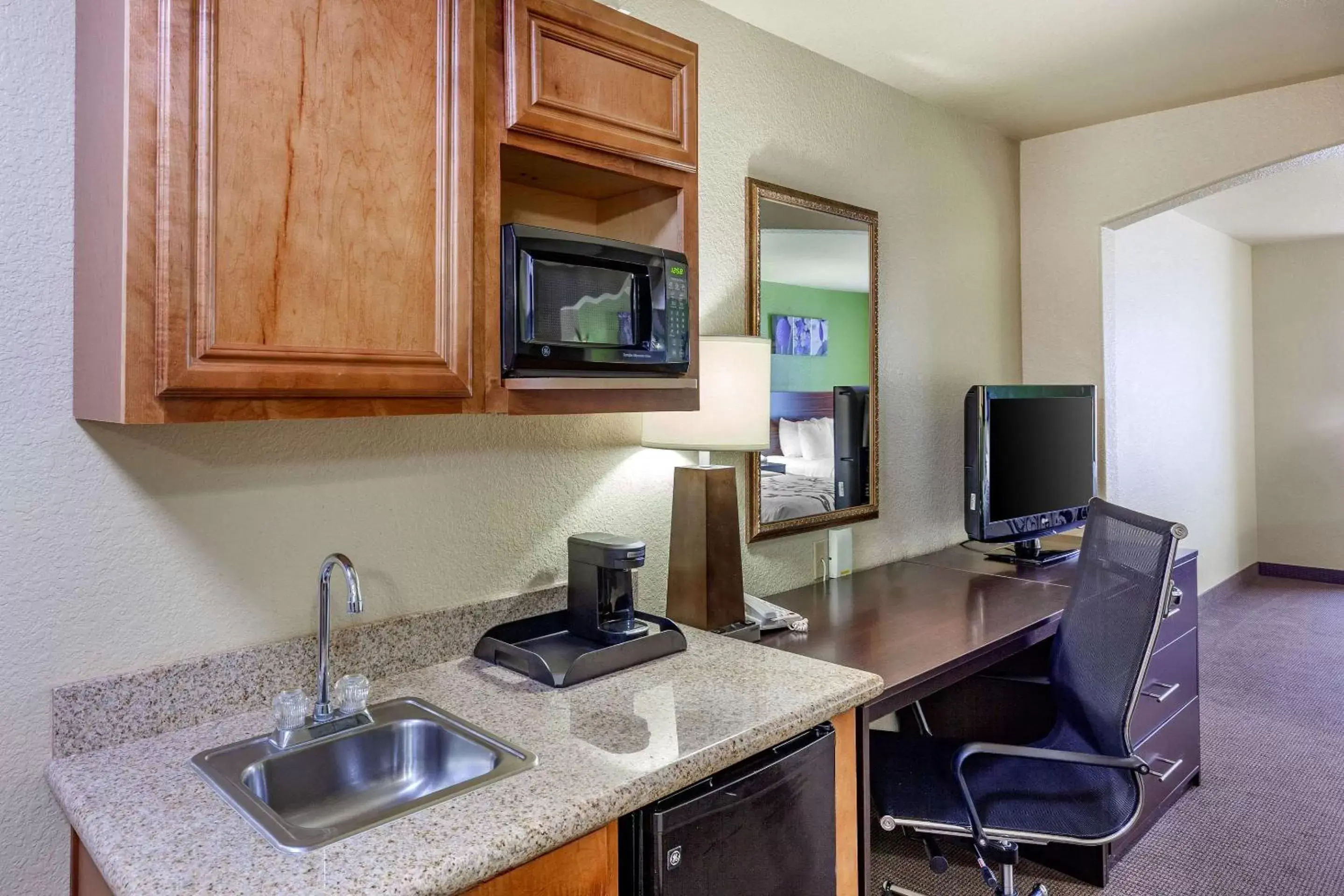Photo of the whole room, Kitchen/Kitchenette in Sleep Inn & Suites Hewitt - South Waco