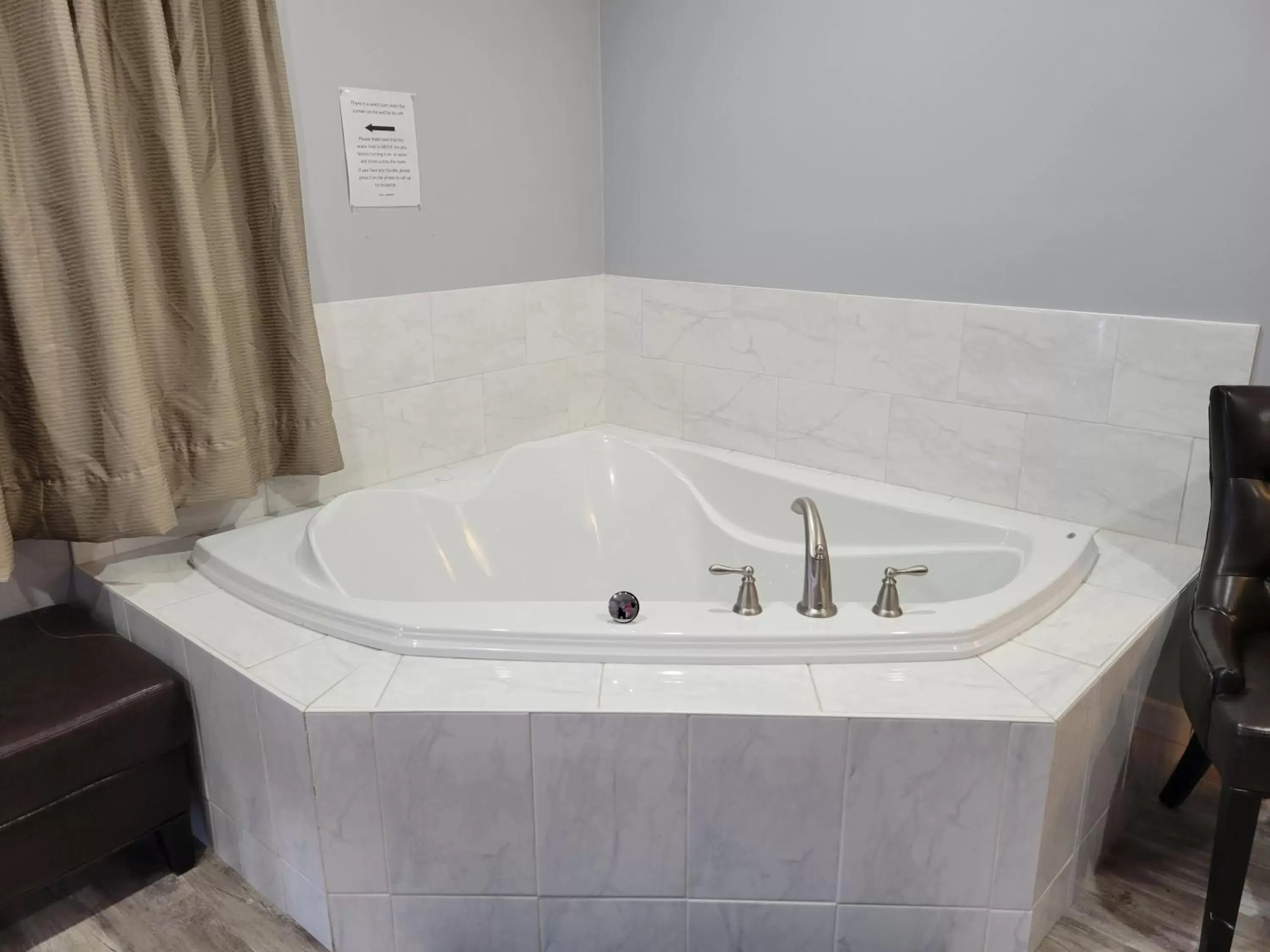 Hot Tub, Bathroom in Knights Inn Cobourg