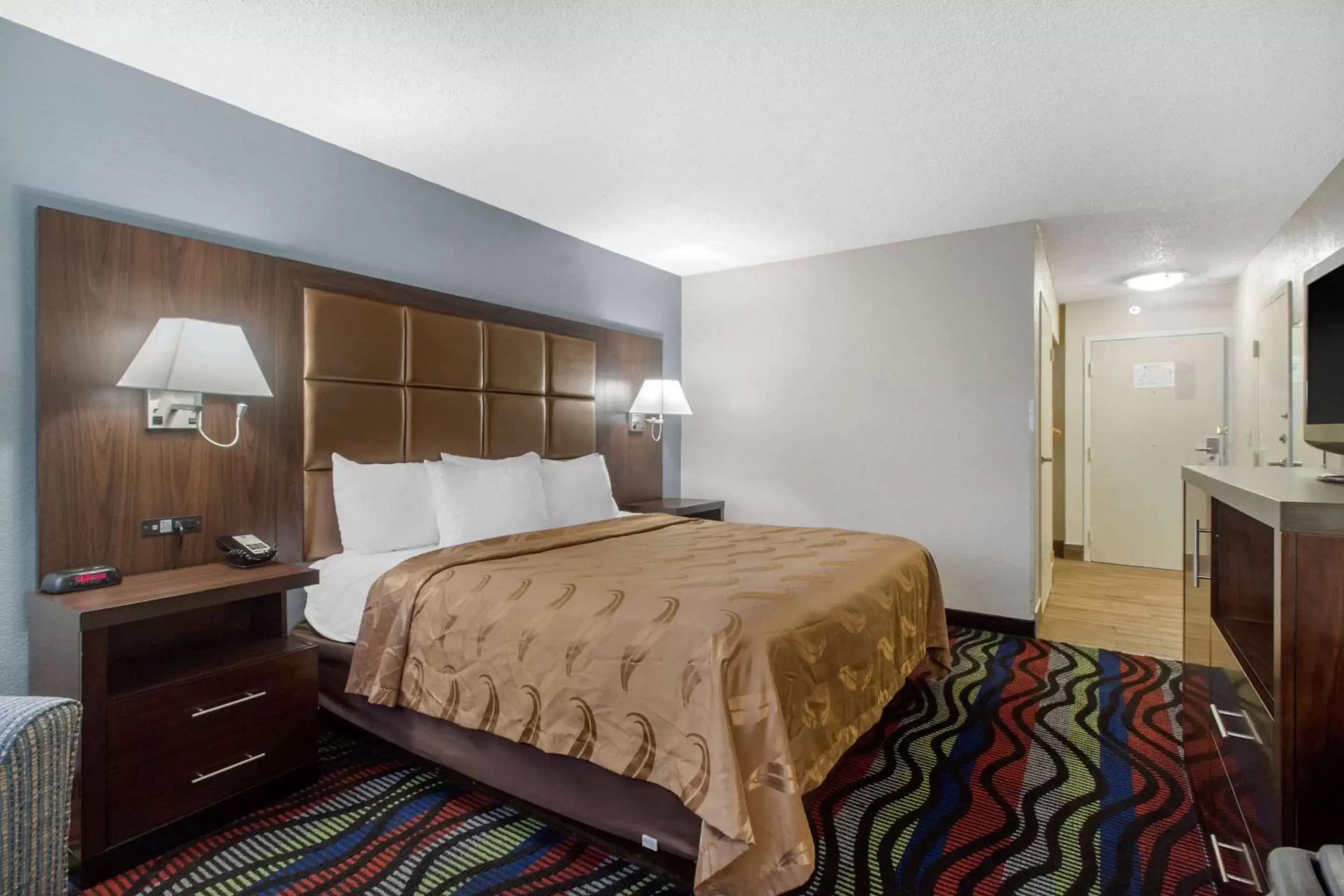 Photo of the whole room, Bed in Quality Inn Cookeville