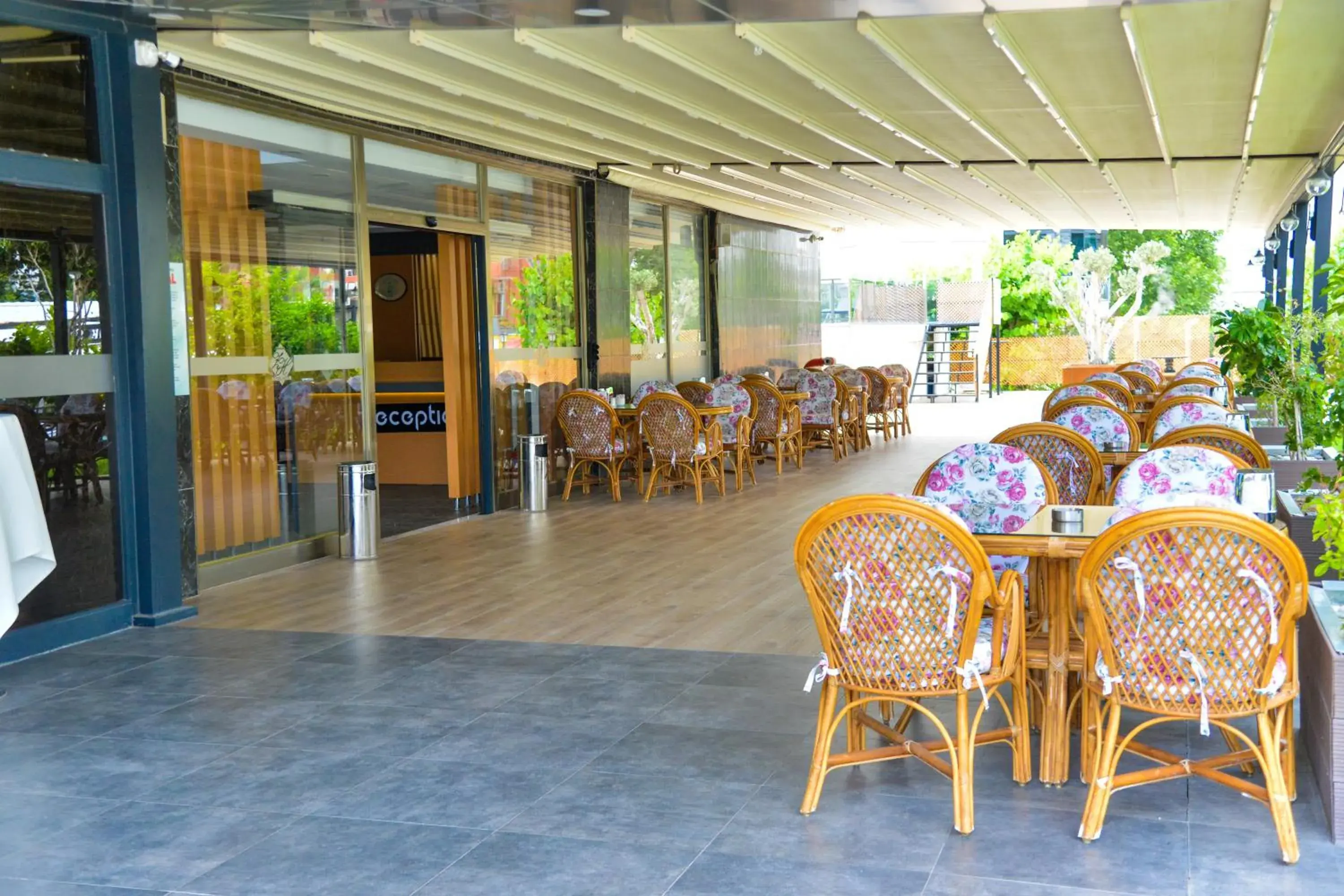 Seating area, Restaurant/Places to Eat in Zeynel Hotel