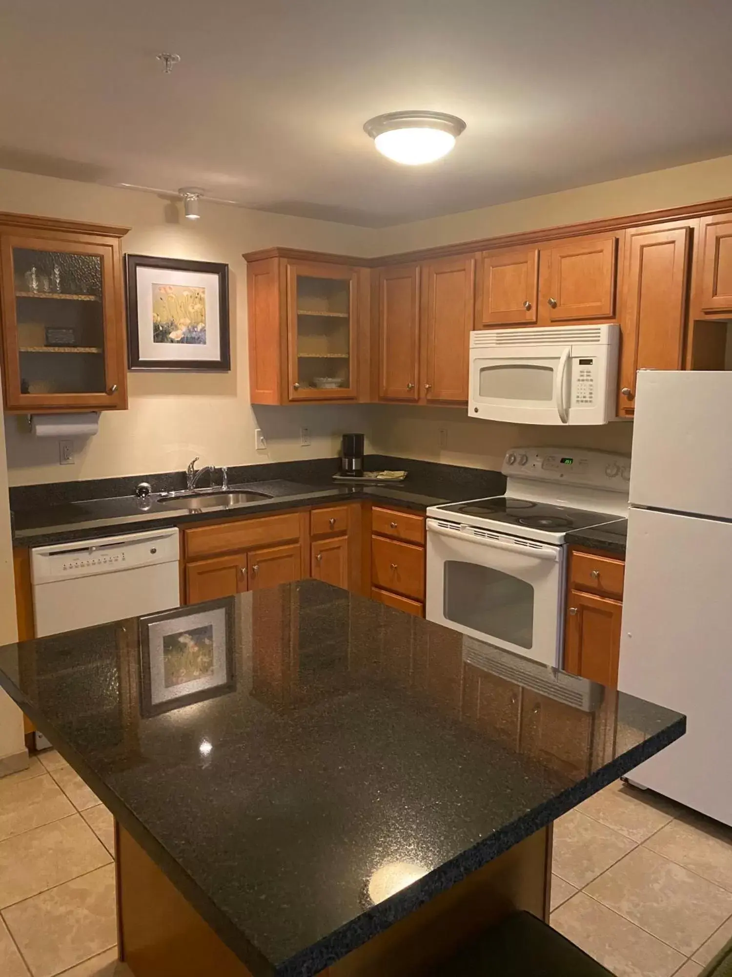 Kitchen/Kitchenette in White River Inn & Suites