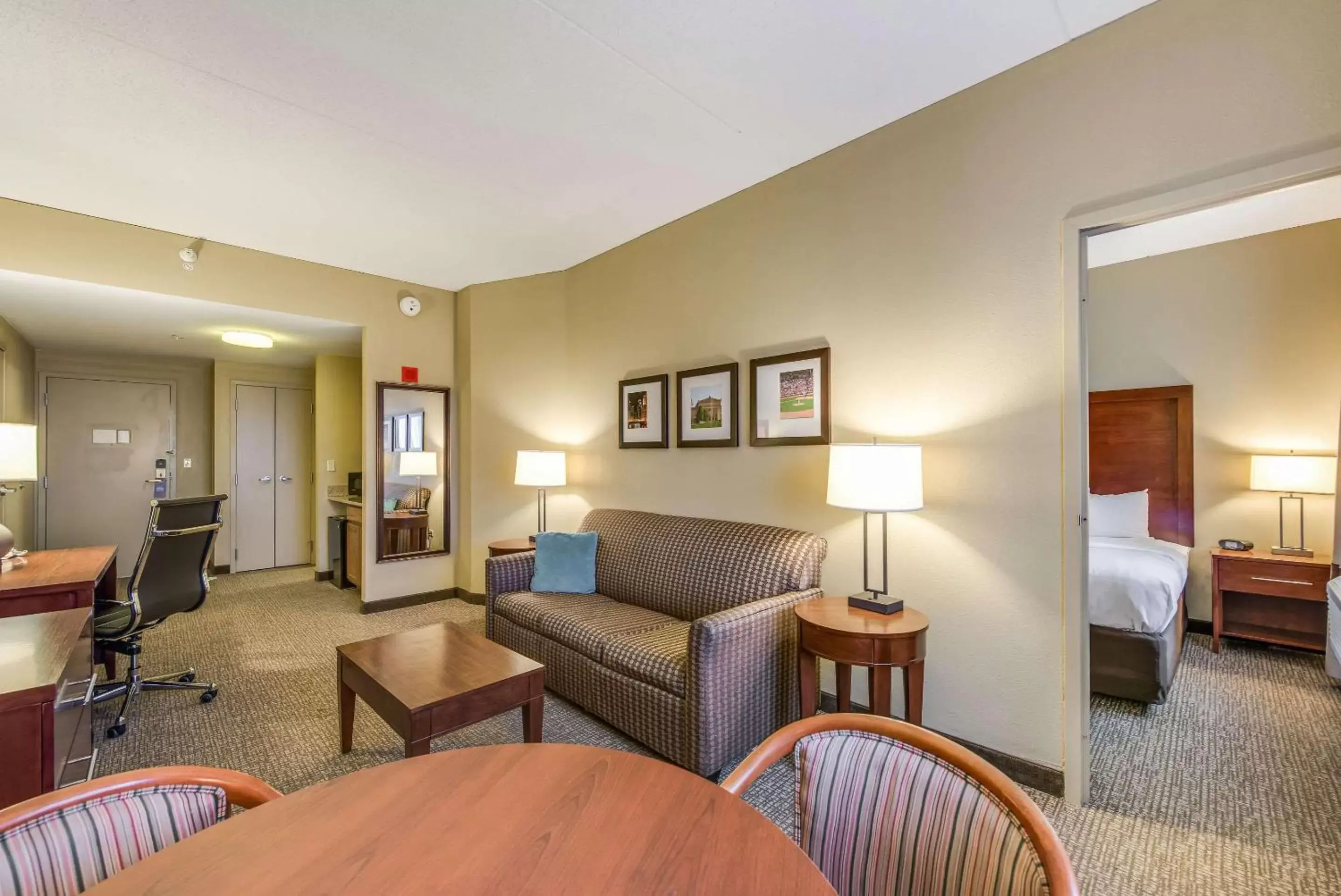 Photo of the whole room, Seating Area in Comfort Suites Chicago O'Hare Airport