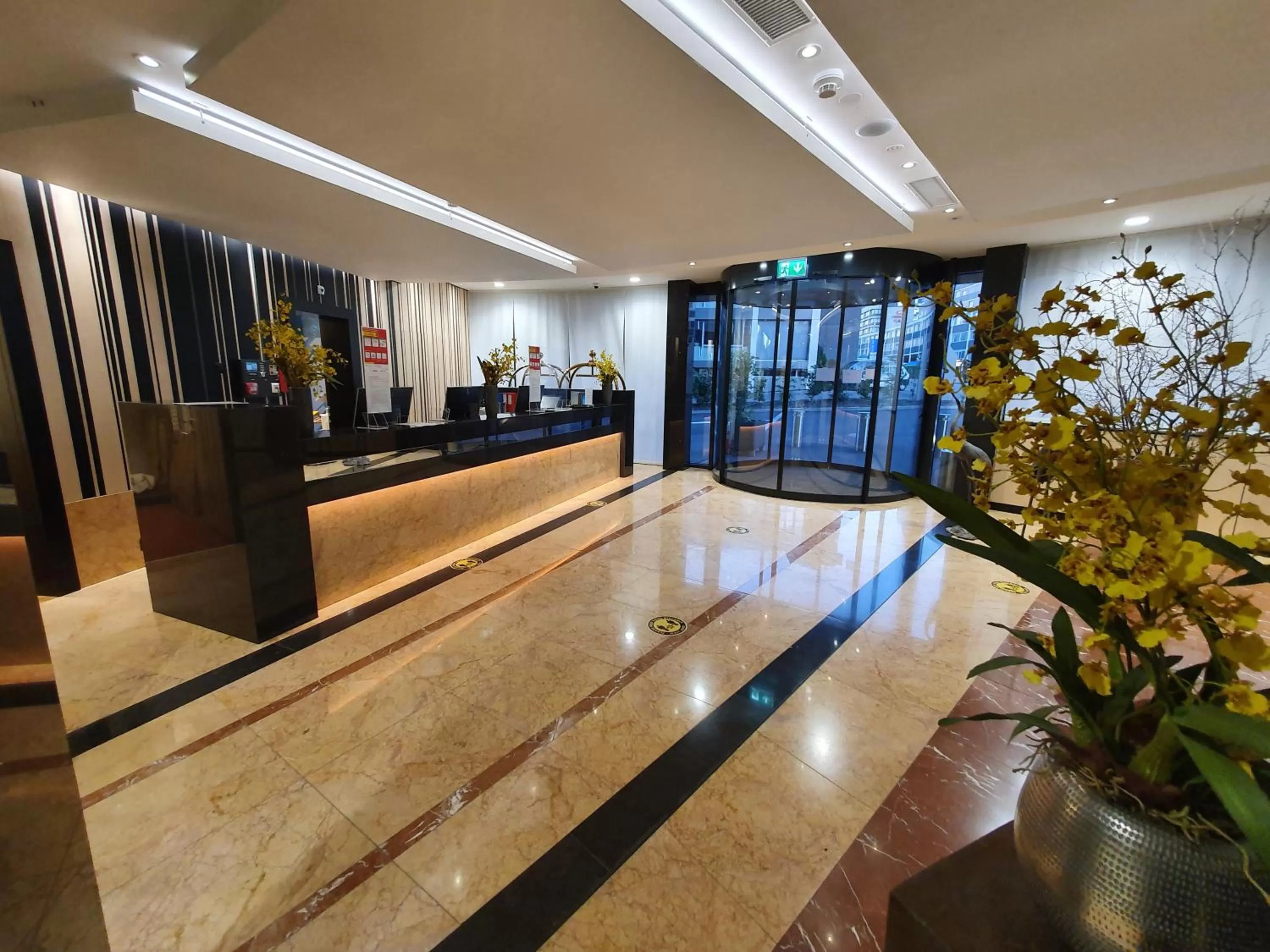 Lobby or reception in Nash Suites Airport Hotel