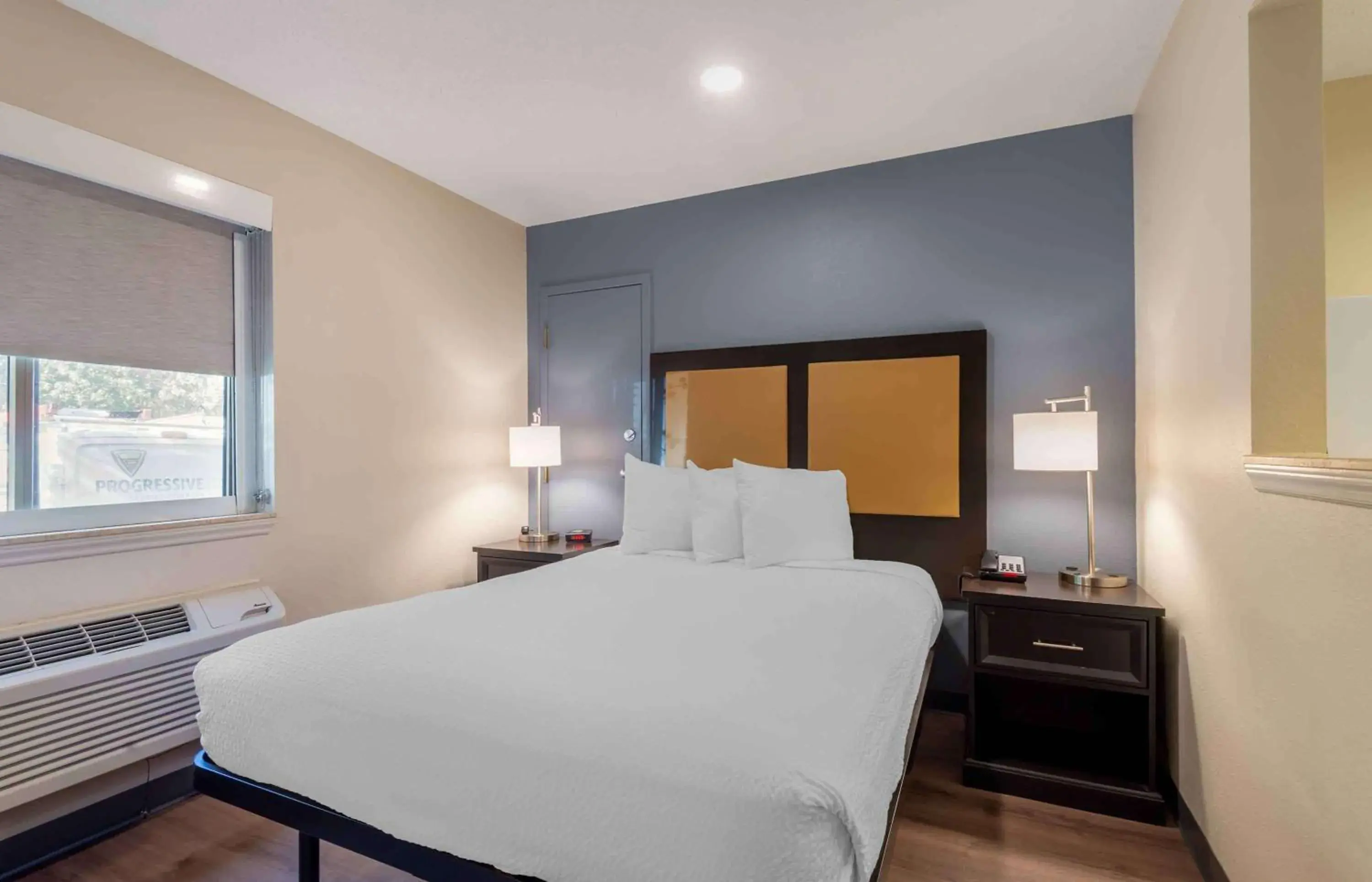 Deluxe Studio with 1 Queen Bed - Non-Smoking in Extended Stay America Select Suites - Charlotte - Tyvola Rd - Executive Park Deluxe Studio with 1 Queen Bed - Non-Smoking in Extended Stay America Select Suites - Charlotte - Tyvola Rd - Executive Park