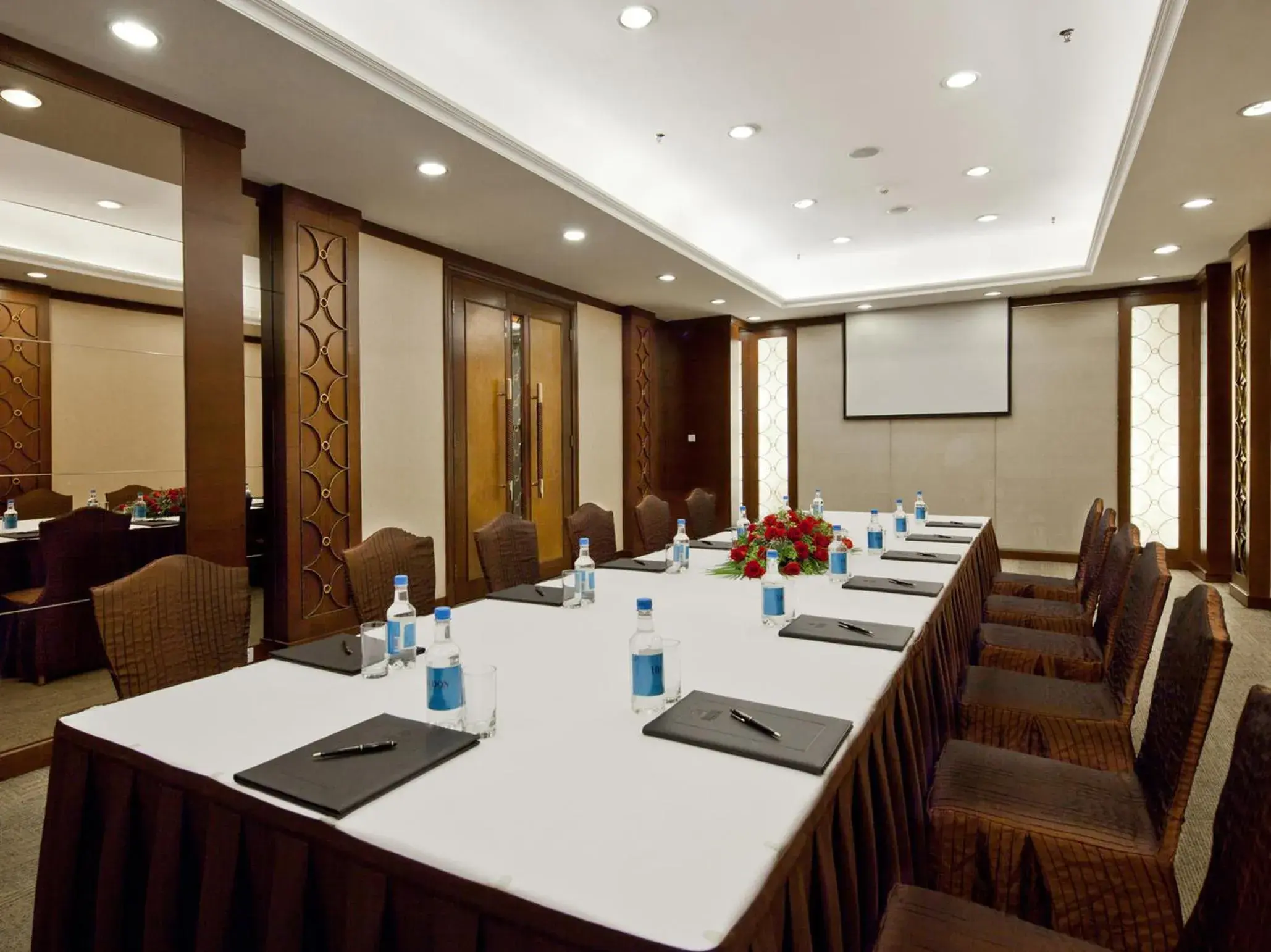 Business facilities in Rosedale Hotel & Suite