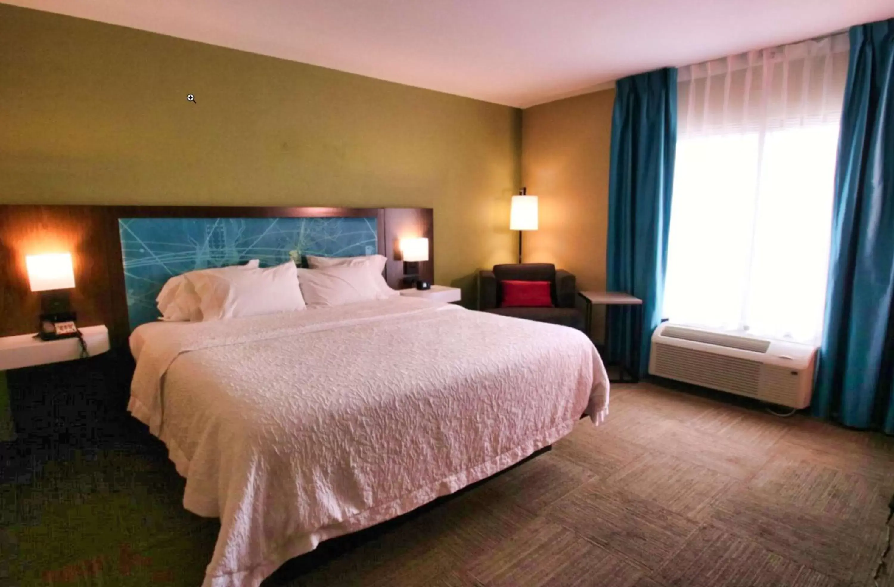 Living room, Bed in Hampton Inn & Suites Jacksonville Beach Boulevard/Mayo Clinic