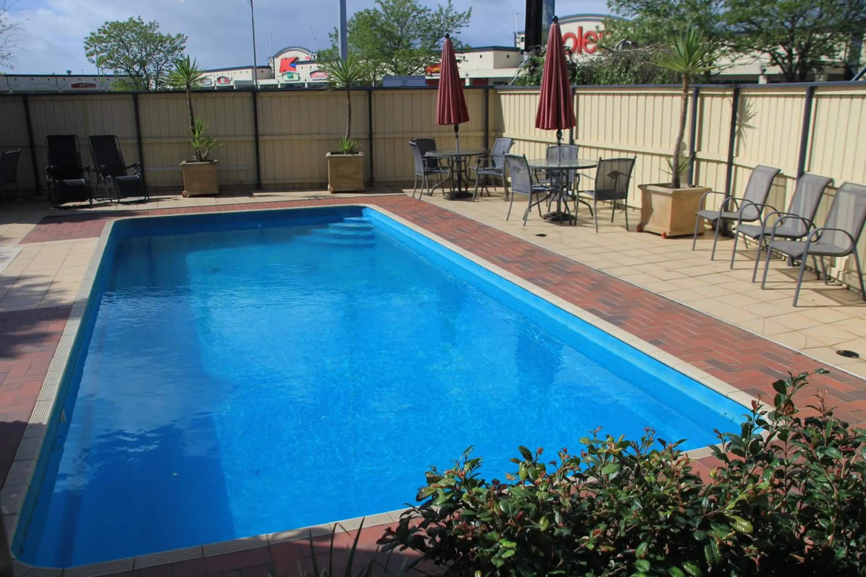 Swimming Pool in Parkside Motel Geelong