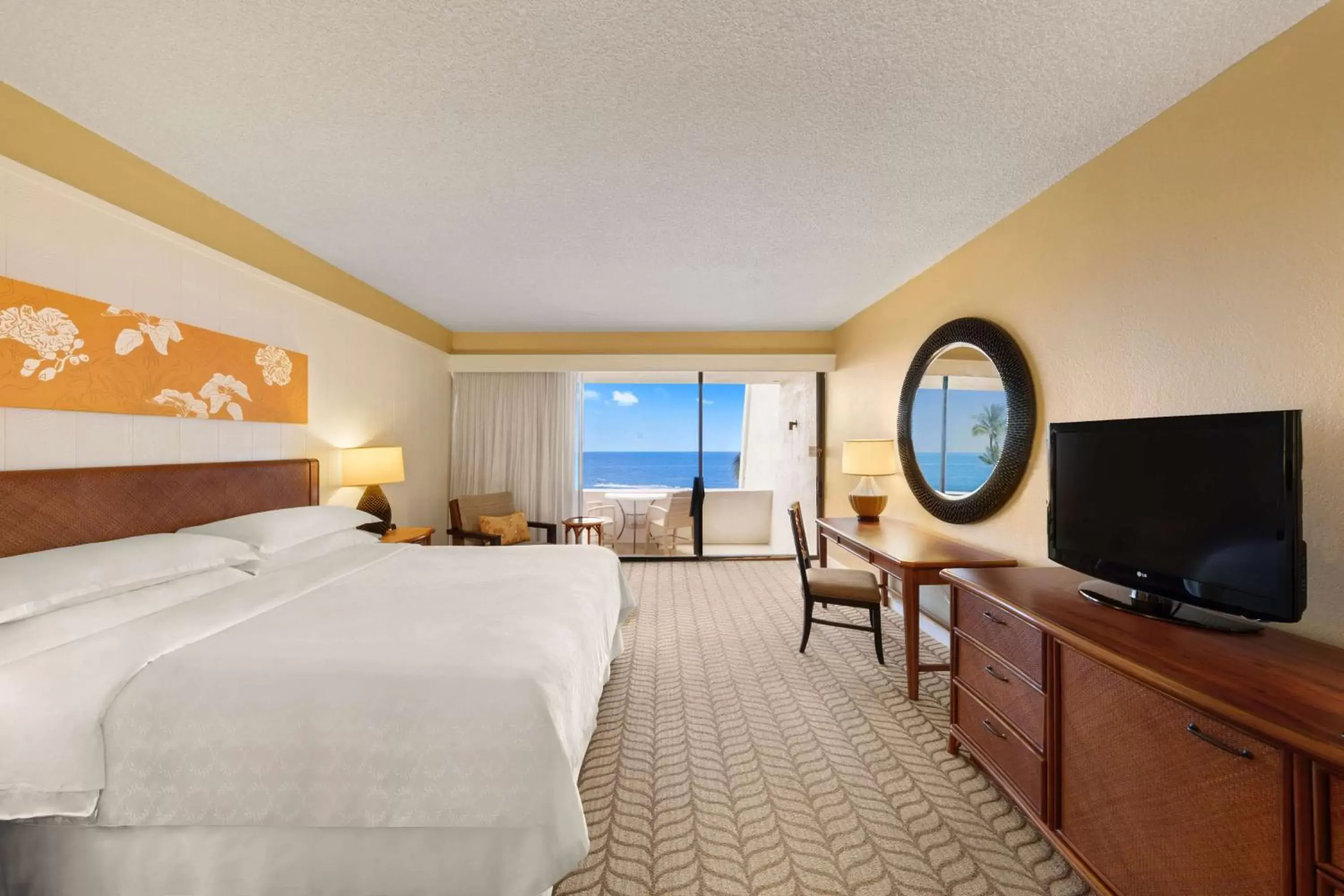 Bedroom, TV/Entertainment Center in Outrigger Kona Resort and Spa