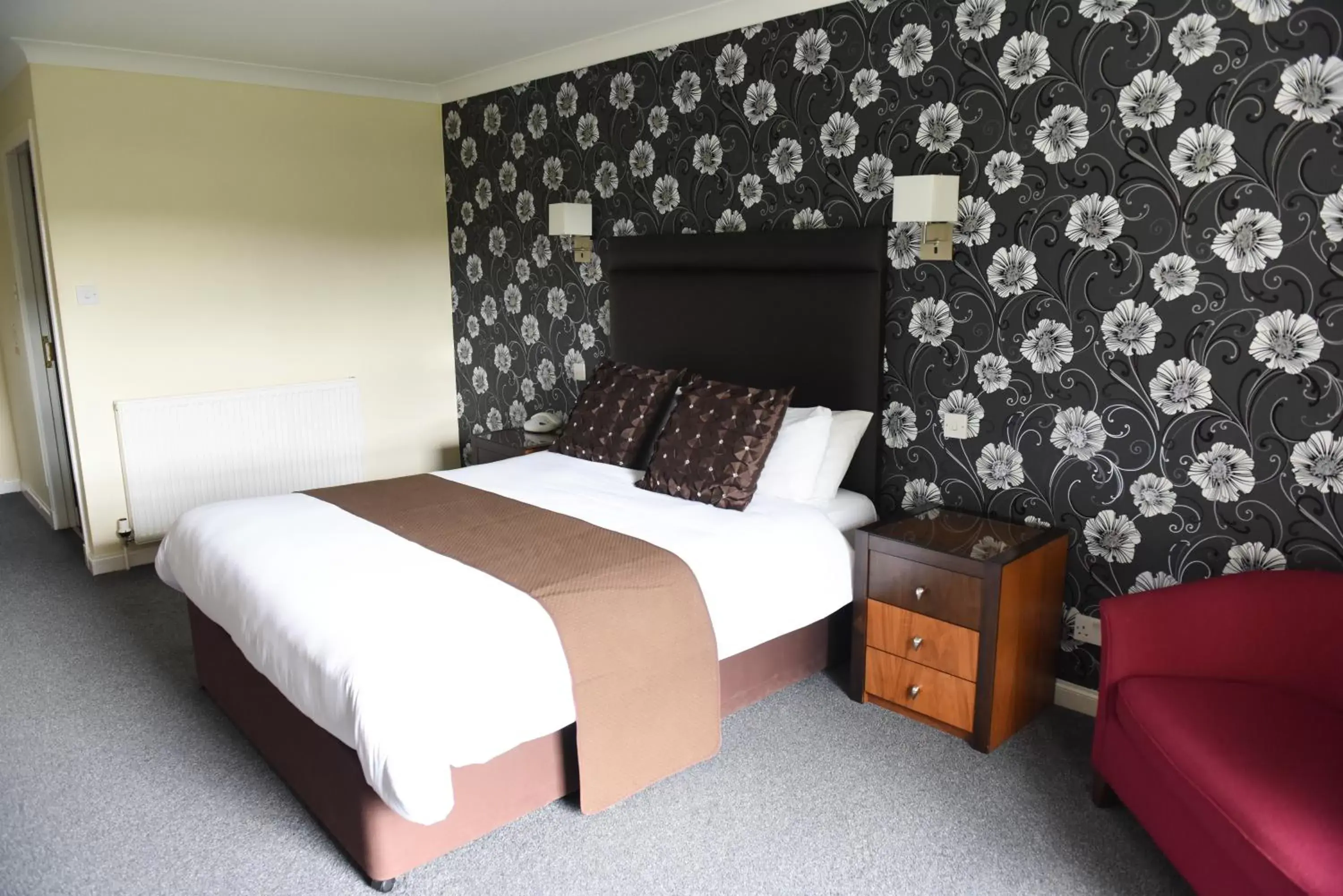 Bed in Castlecary House Hotel