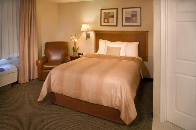Photo of the whole room, Bed in Candlewood Suites Fredericksburg, an IHG Hotel