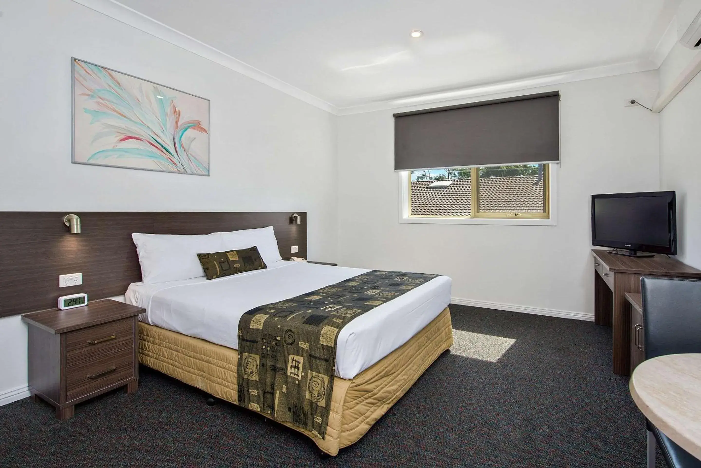 Photo of the whole room, Bed in Comfort Hotel Dandenong Photo of the whole room, Bed in Comfort Hotel Dandenong