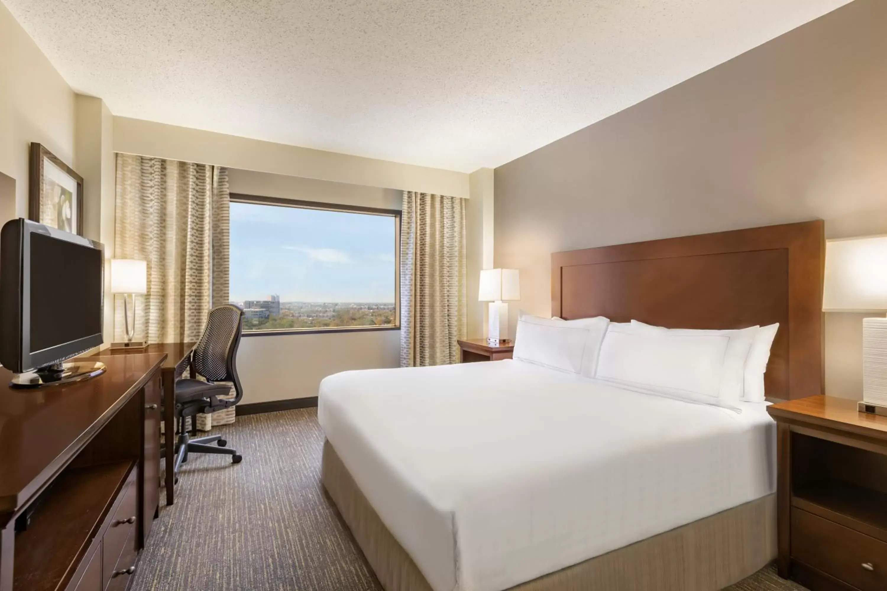 Bedroom, Bed in DoubleTree by Hilton Houston Medical Center Hotel & Suites