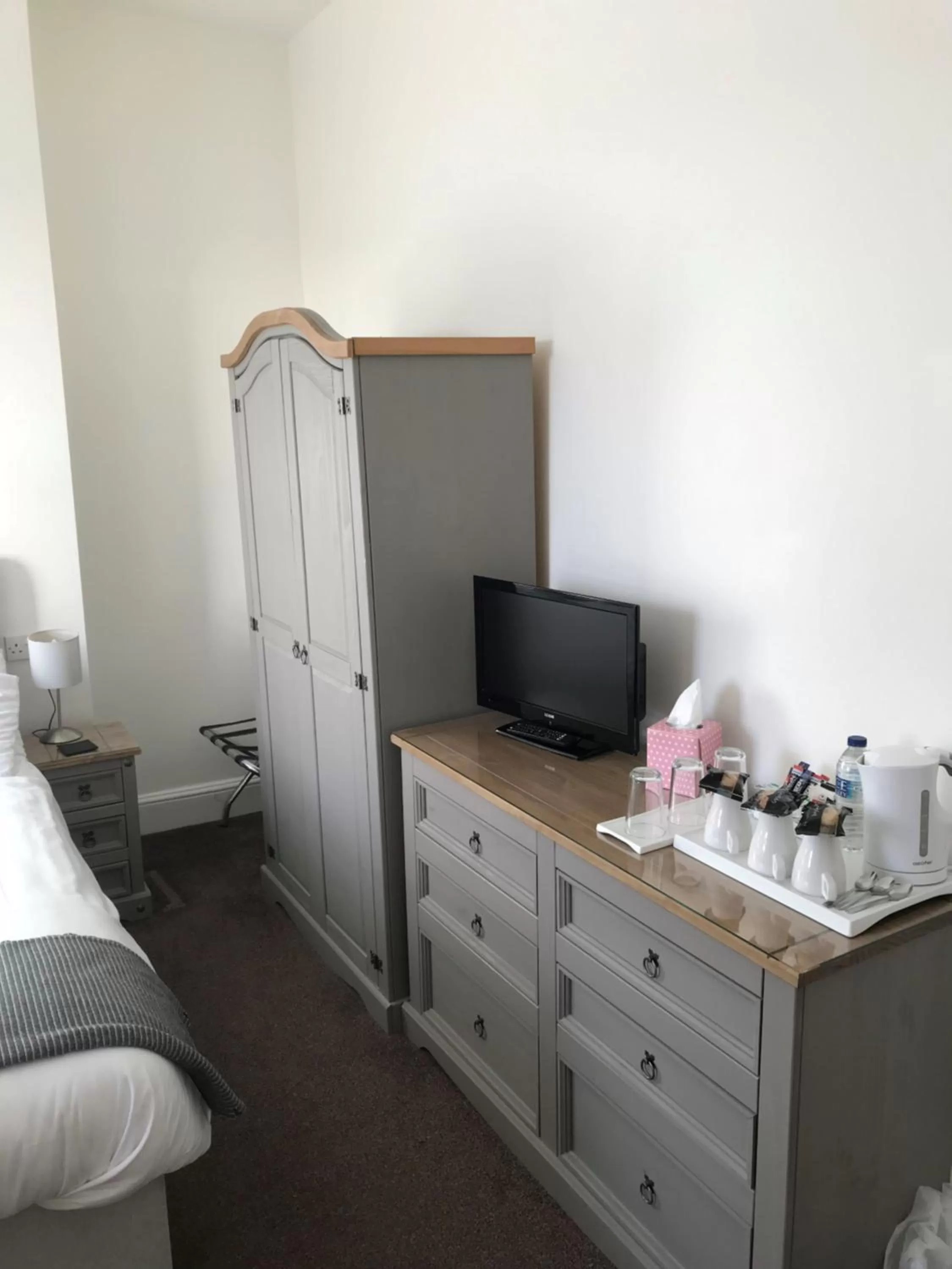 Bedroom, Bed in The Oasis Hotel