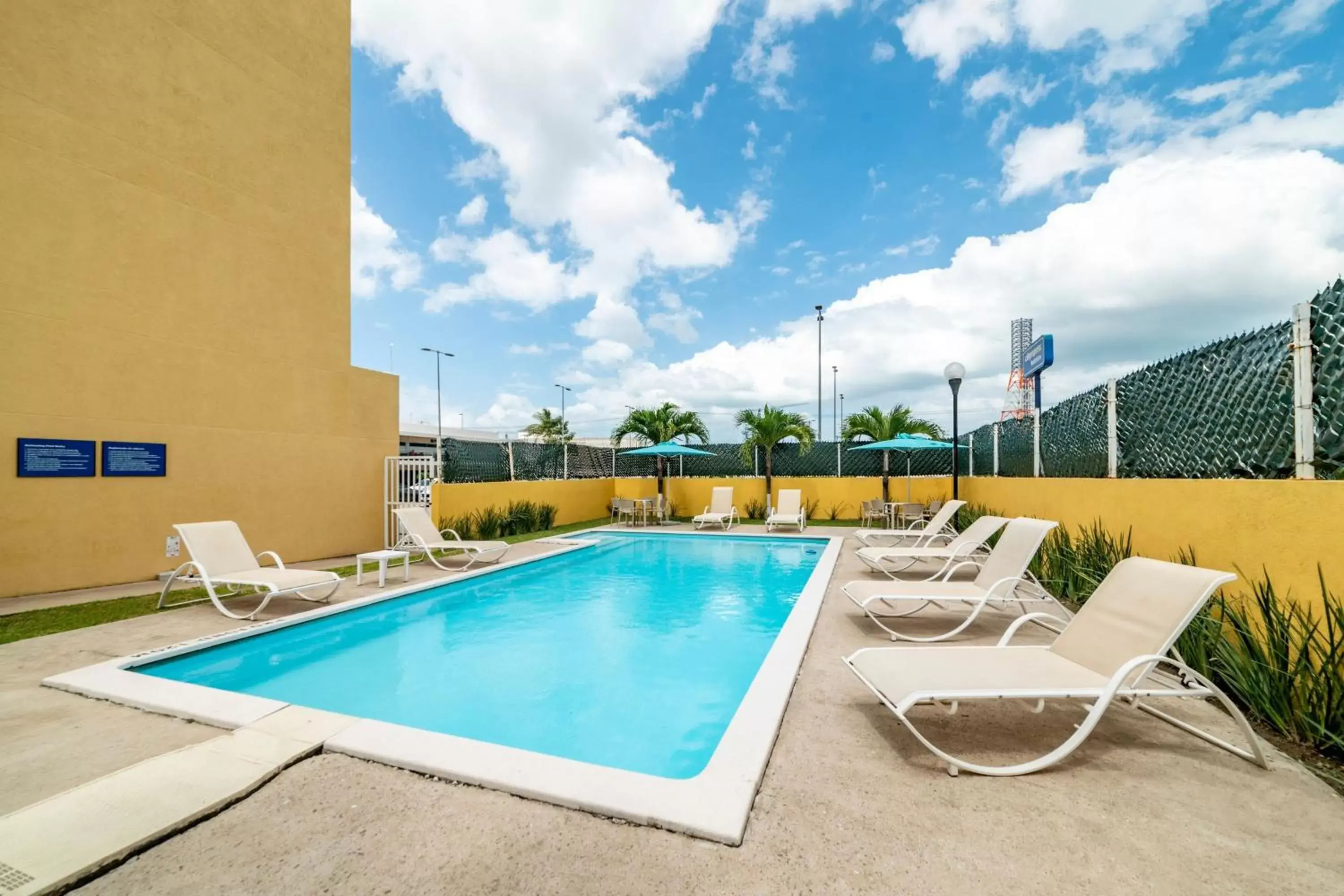 Swimming Pool in City Express by Marriott Paraiso