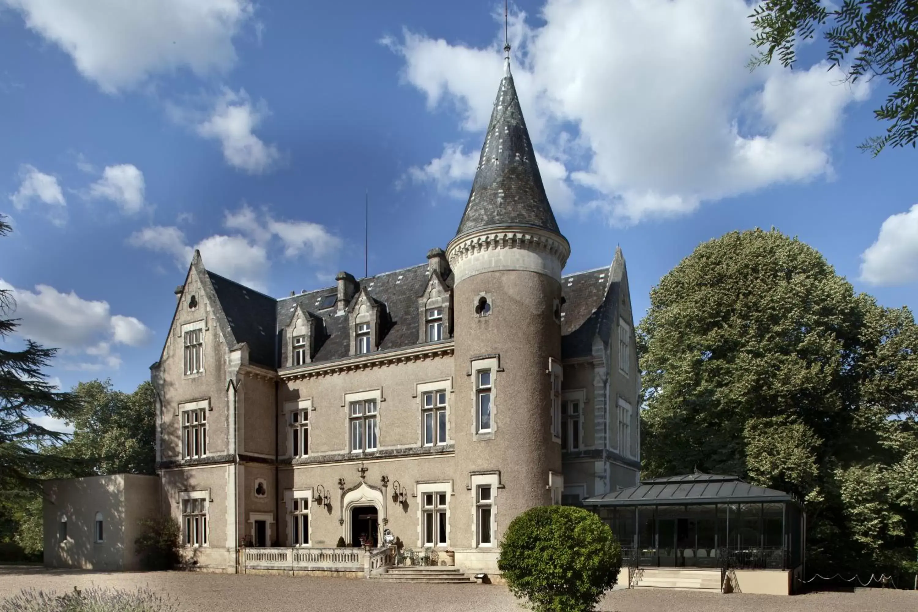 Facade/entrance, Property Building in Château des Reynats