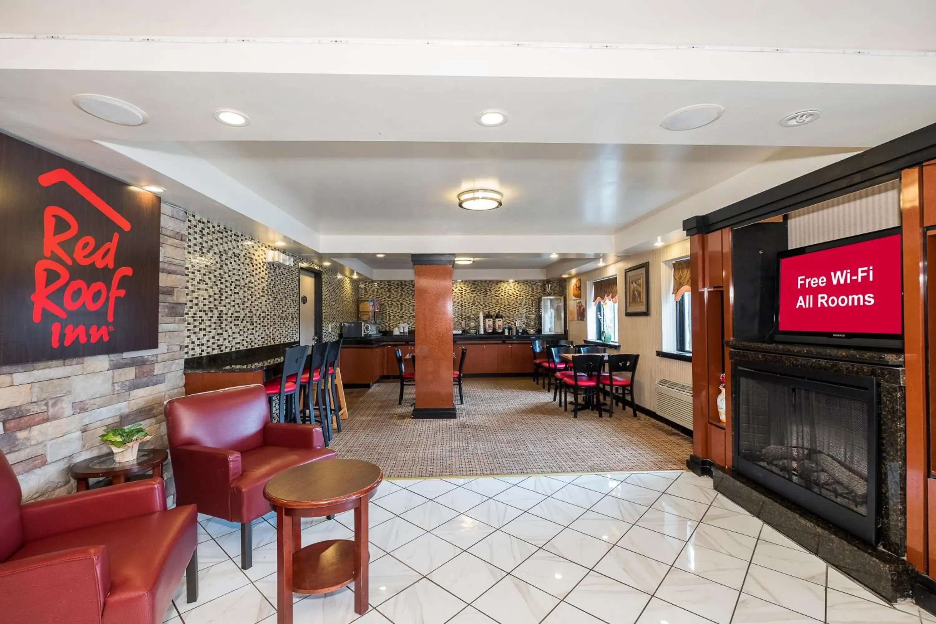 Lobby or reception, Lounge/Bar in Red Roof Inn Hartford - Vernon