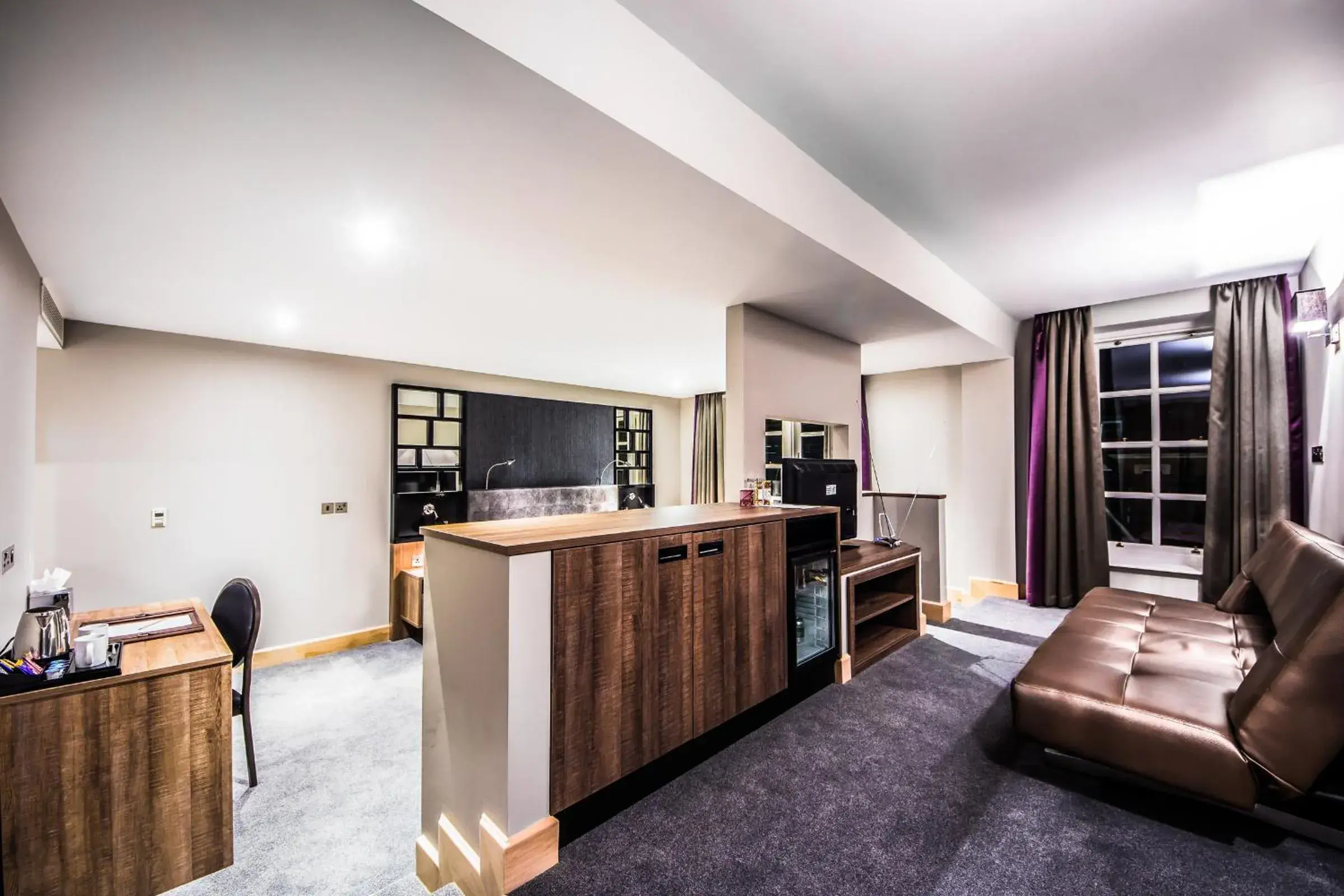 Bedroom, Kitchen/Kitchenette in Courthouse Hotel London