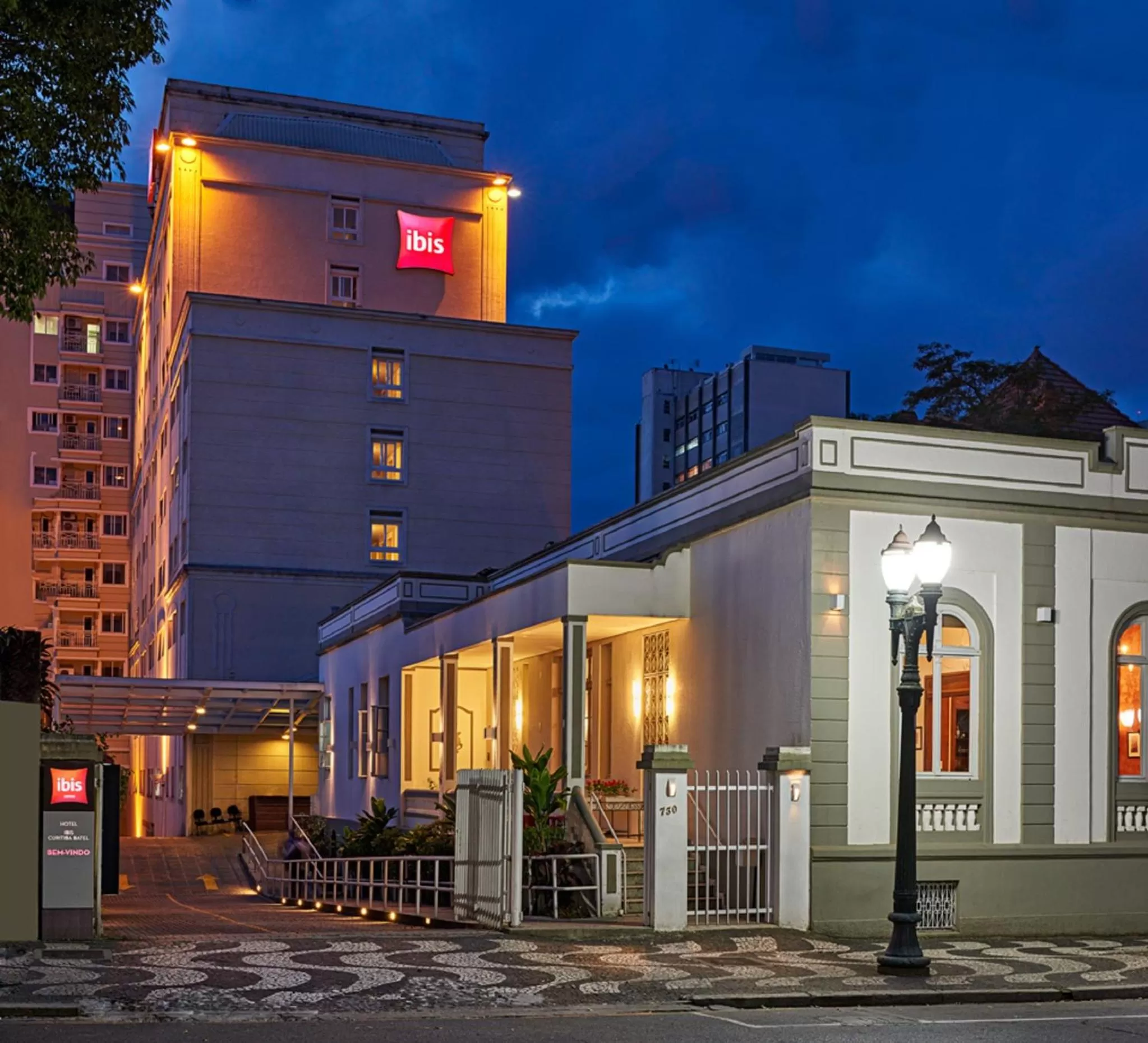 Facade/entrance in ibis Curitiba Batel