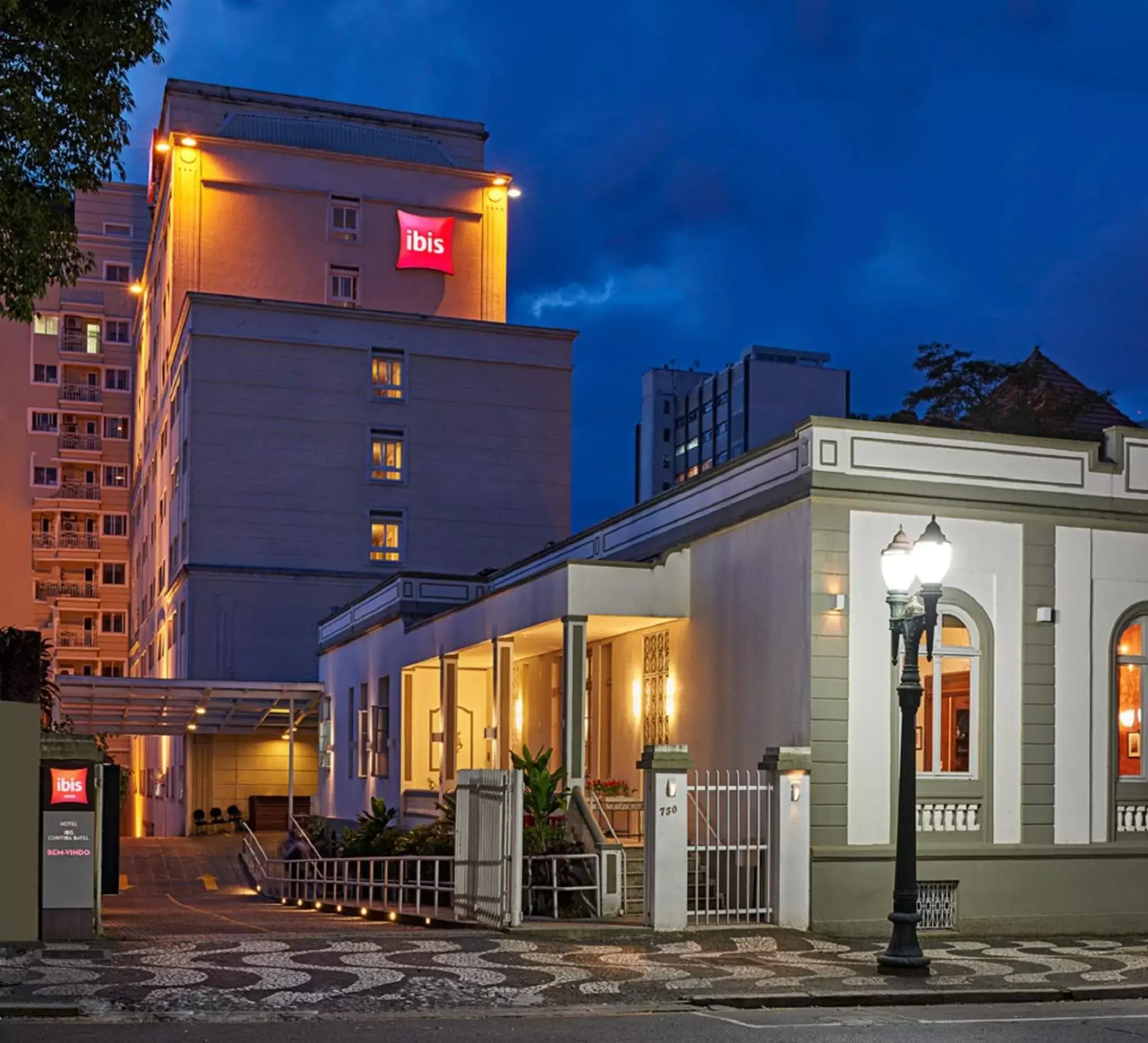 Facade/entrance in ibis Curitiba Batel