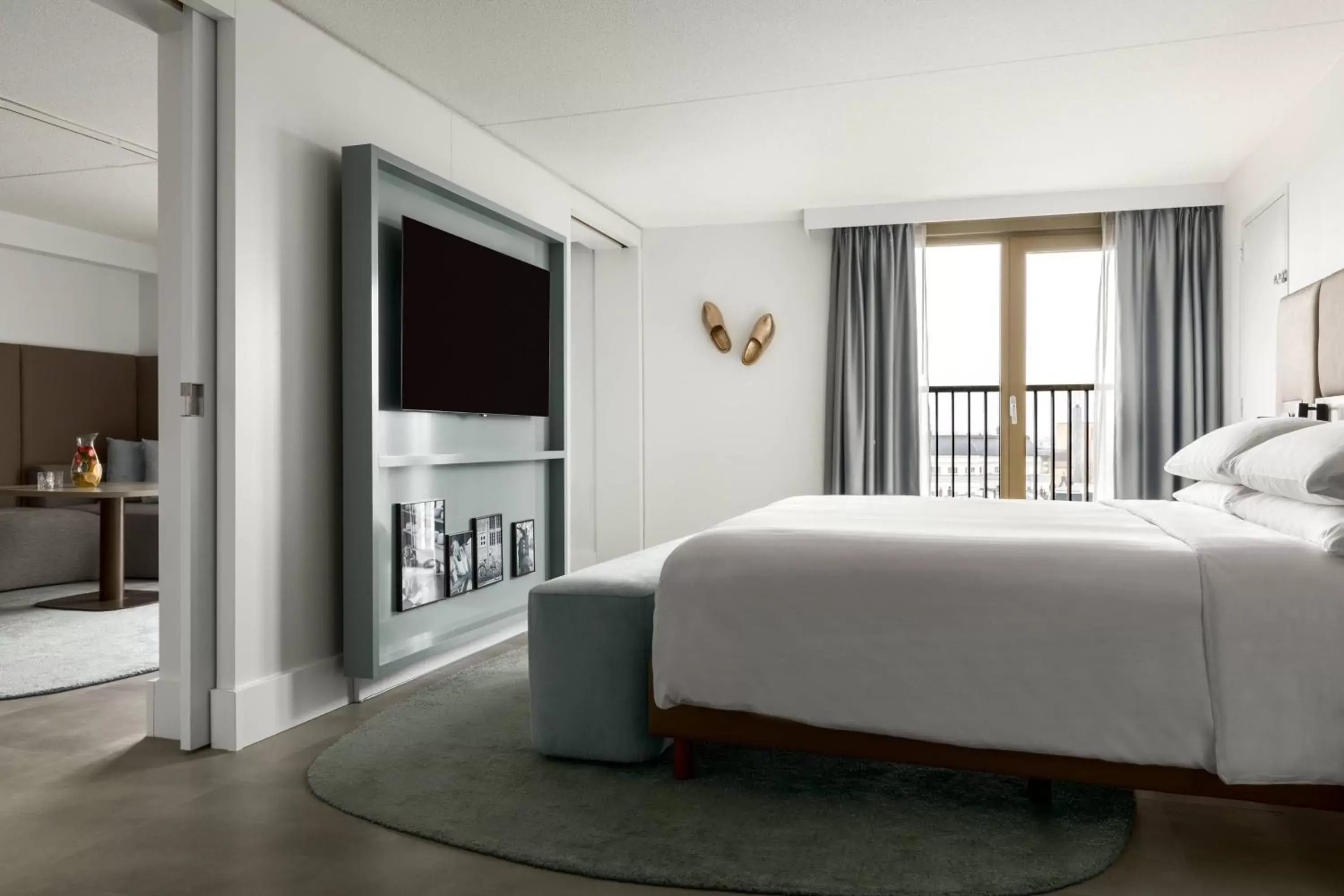 Bedroom, TV/Entertainment Center in Amsterdam Marriott Hotel
