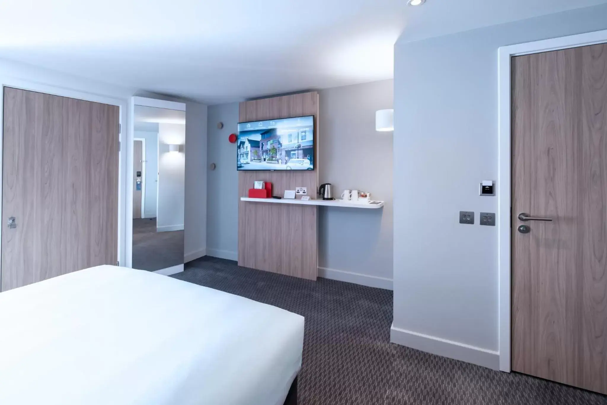 Photo of the whole room, Bed in Holiday Inn Express - Fleet by IHG Photo of the whole room, Bed in Holiday Inn Express - Fleet by IHG