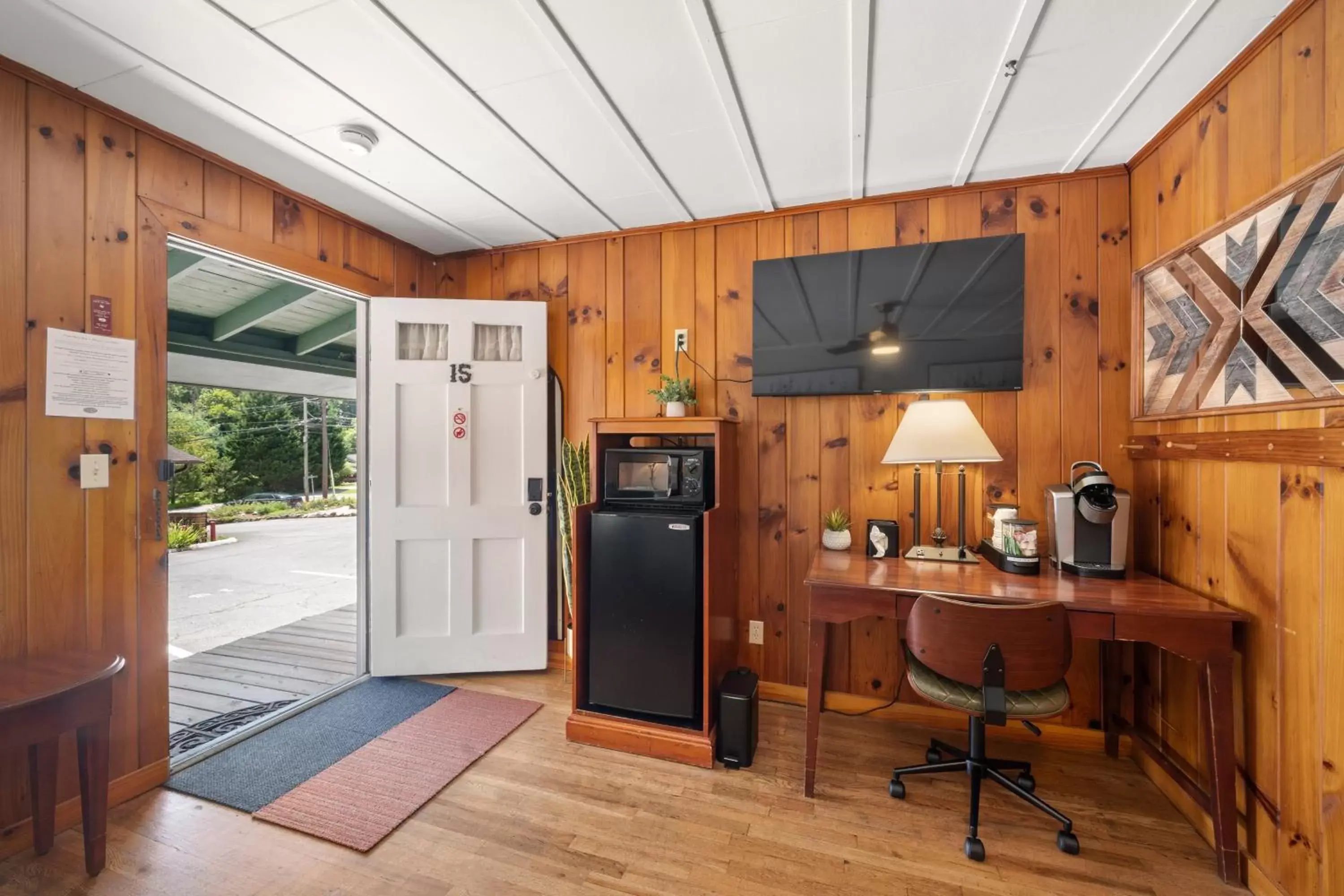 TV and multimedia, Kitchen/Kitchenette in CedarWood Inn